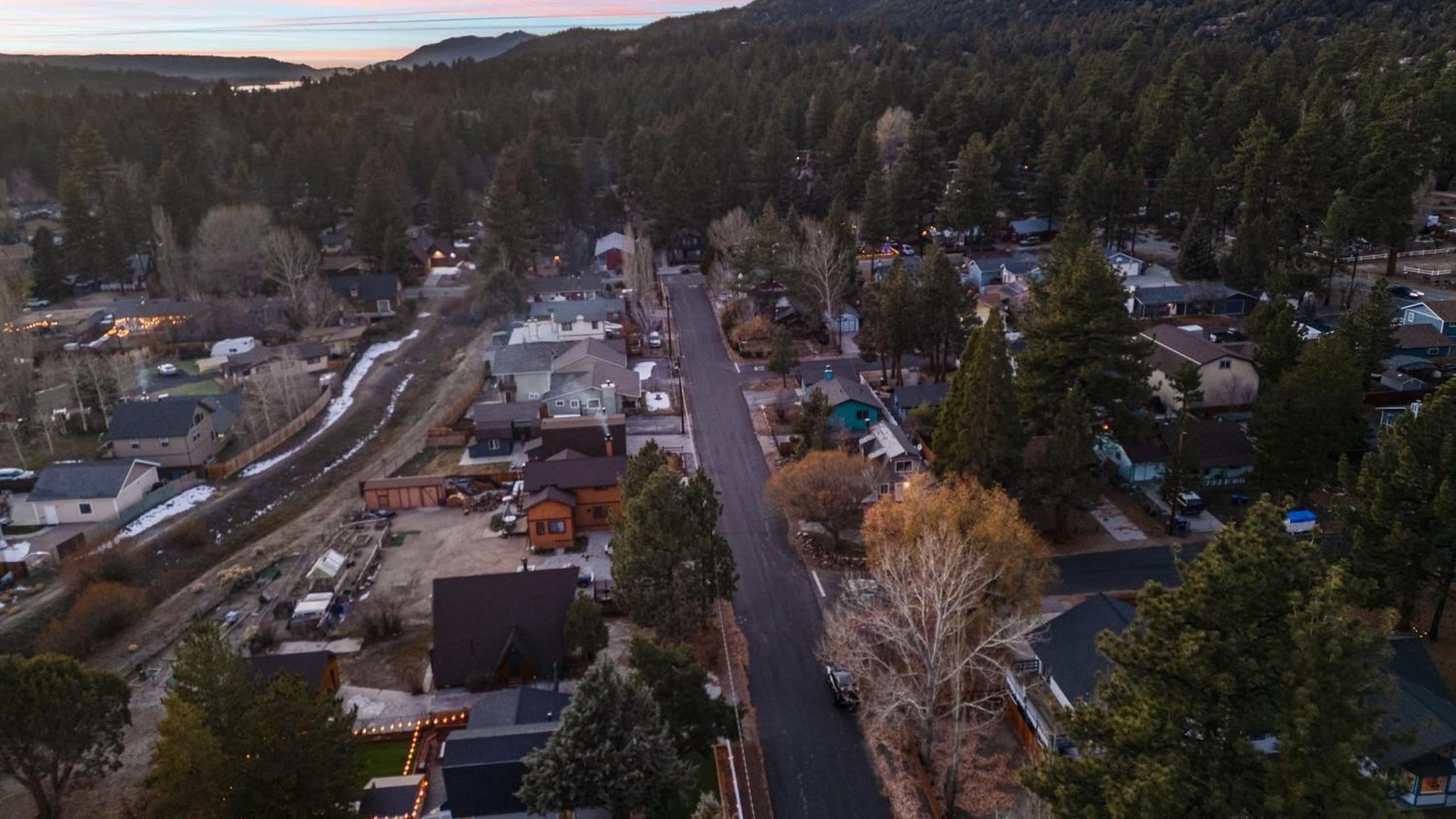 Cozy Big Bear Cabin w Hot Tub Firepit Fireplace Near the Lake Pineview Haven
