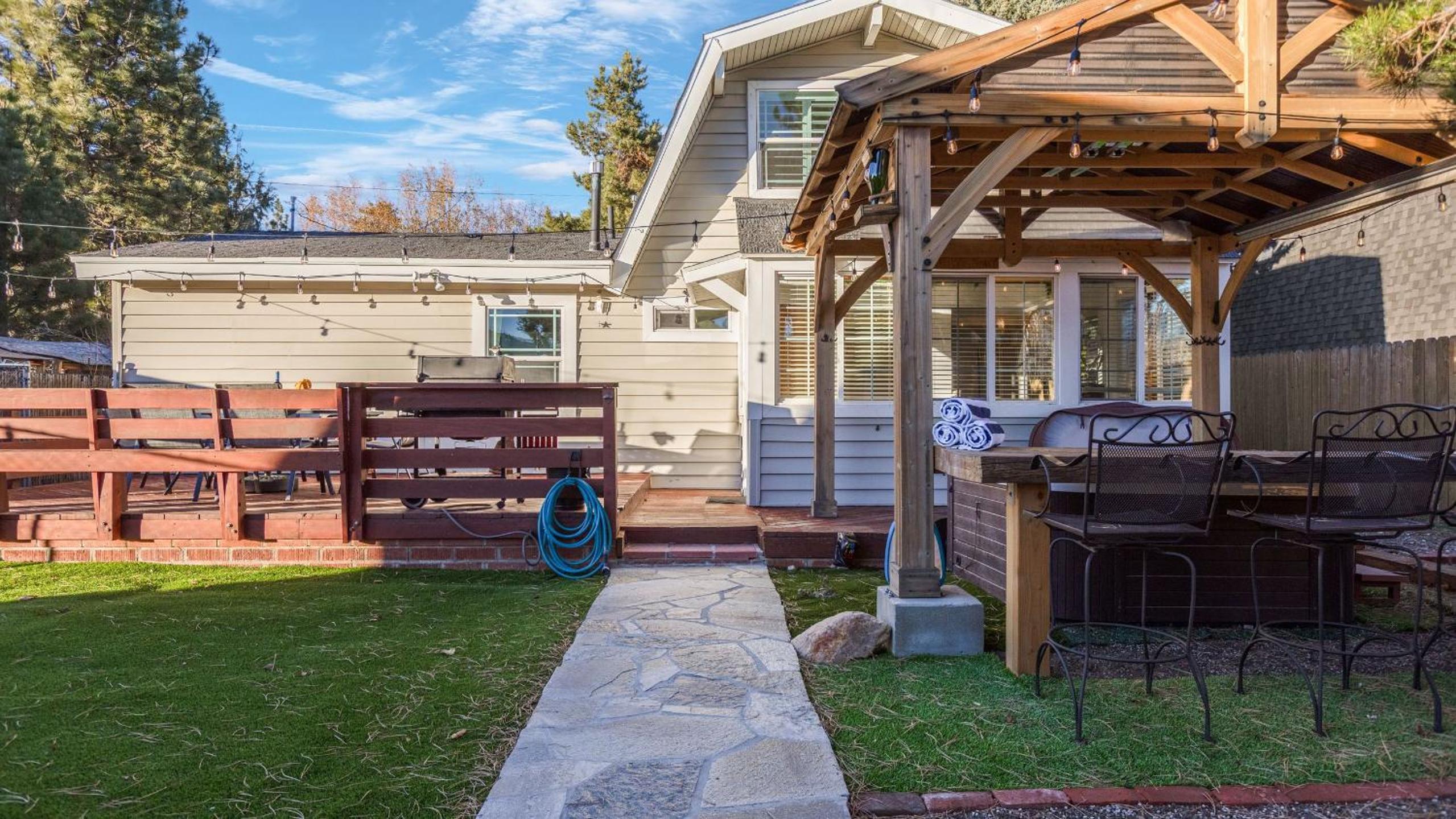 Cozy Big Bear Cabin w Hot Tub Firepit Fireplace Near the Lake Pineview Haven