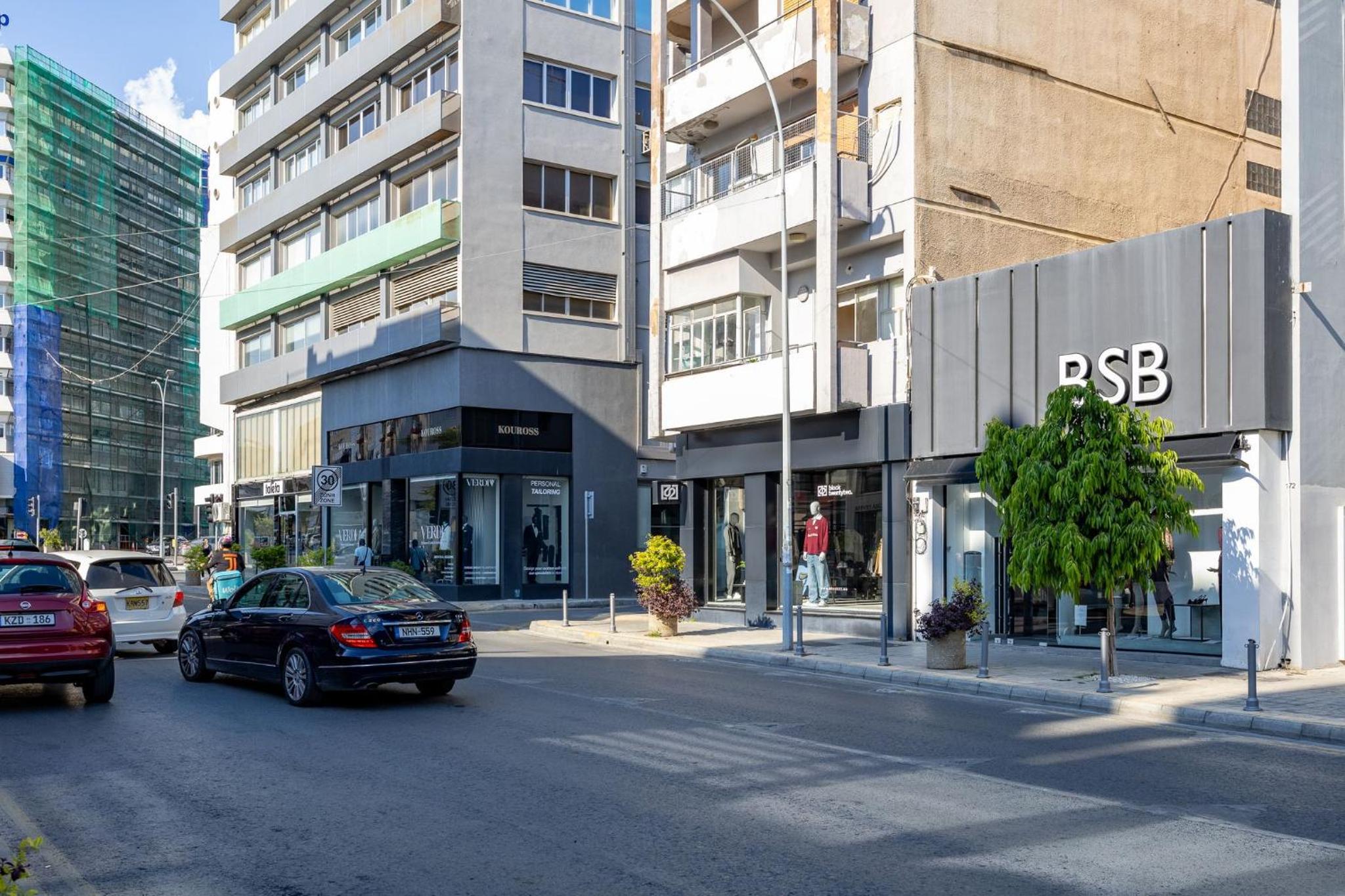 Lena Court - Spacious 3bdr, City Views