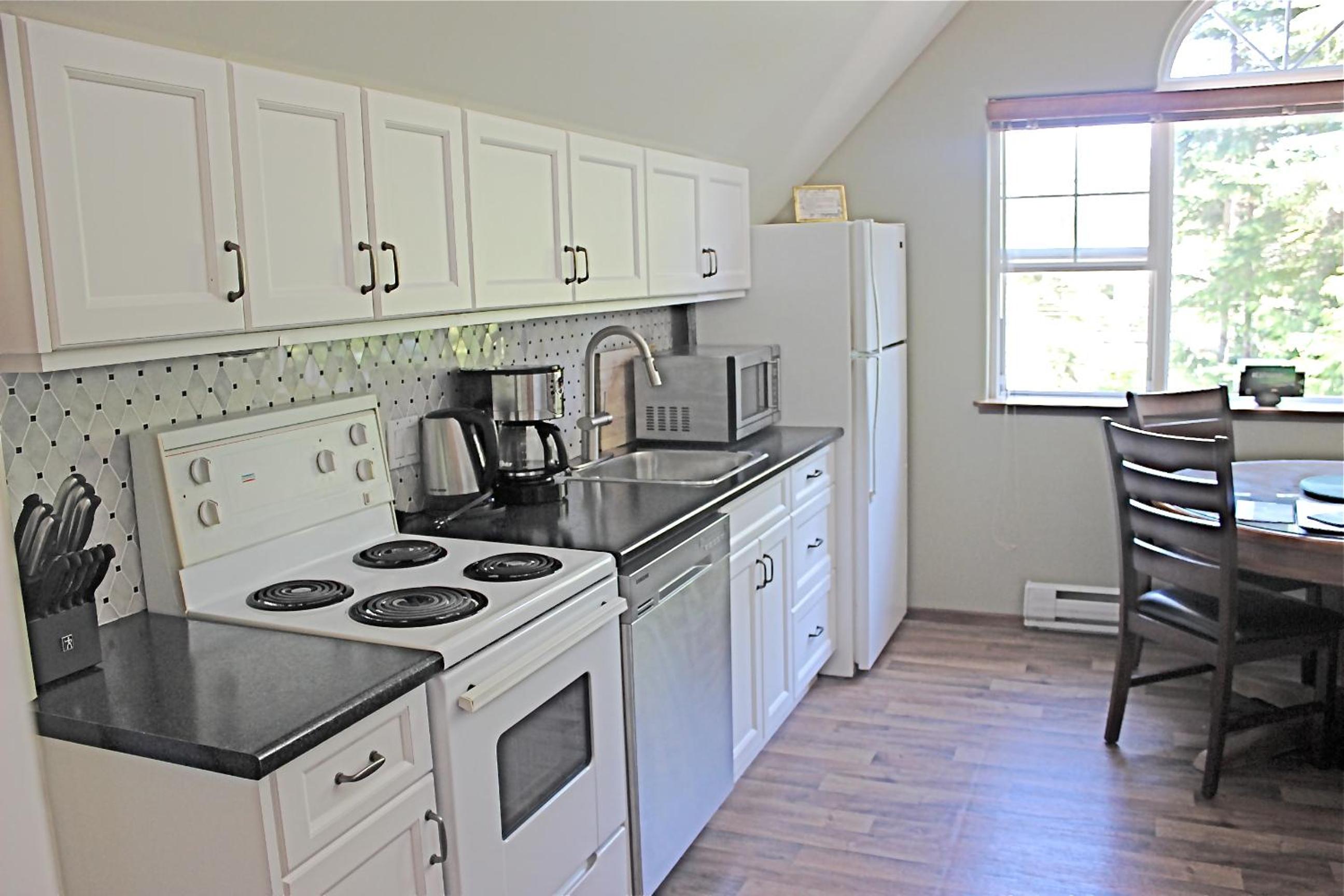 Tofino Vacations - Cobble Wood and Bird Sanctuary Guest Houses - Property Image 78