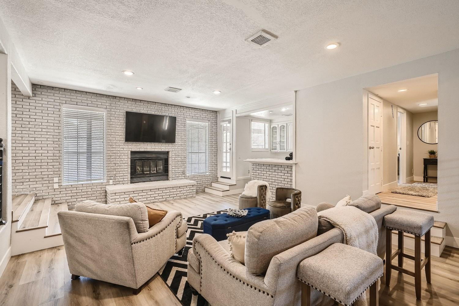 Lux life! Central location for business or play!