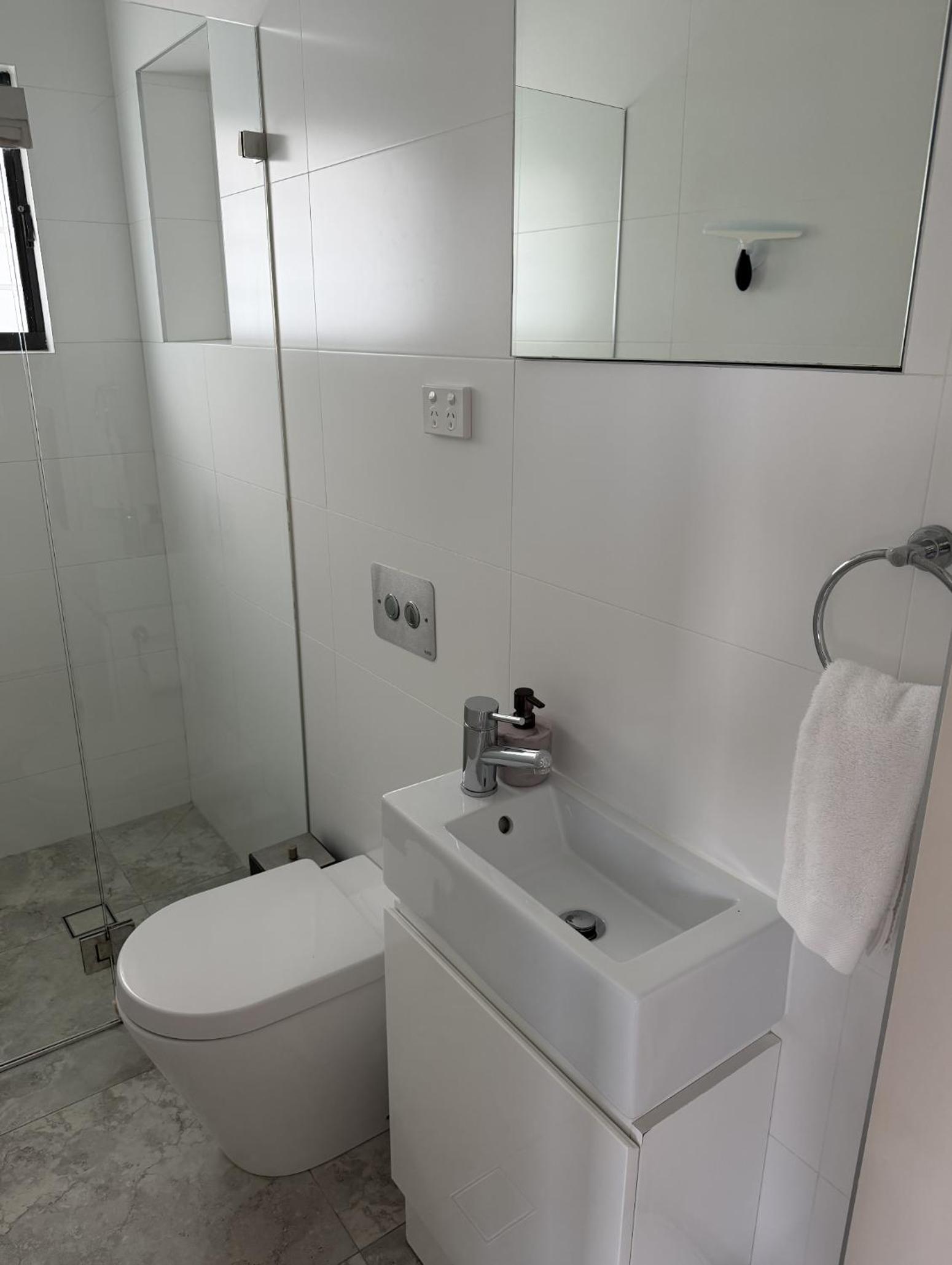 Manly Modern 3 Bedroom Home - Upper Duplex
