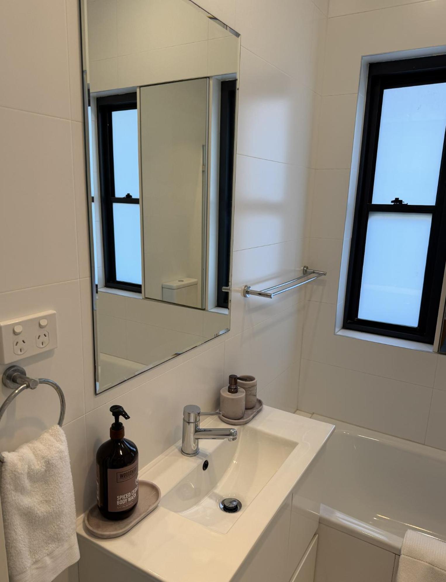 Manly Modern 3 Bedroom Home - Upper Duplex