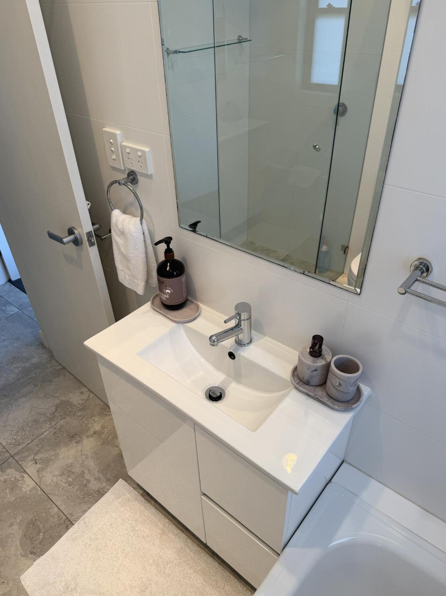 Manly Modern 3 Bedroom Home - Upper Duplex