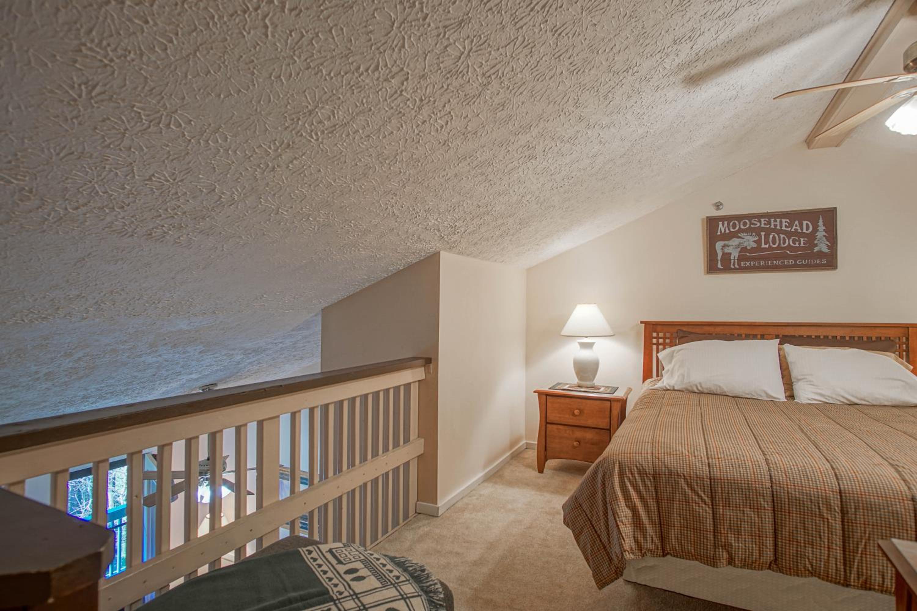 1Br: Studio Loft Ridgewood 59 Wood Fireplace, Washer and Dryer Full Kitchen
