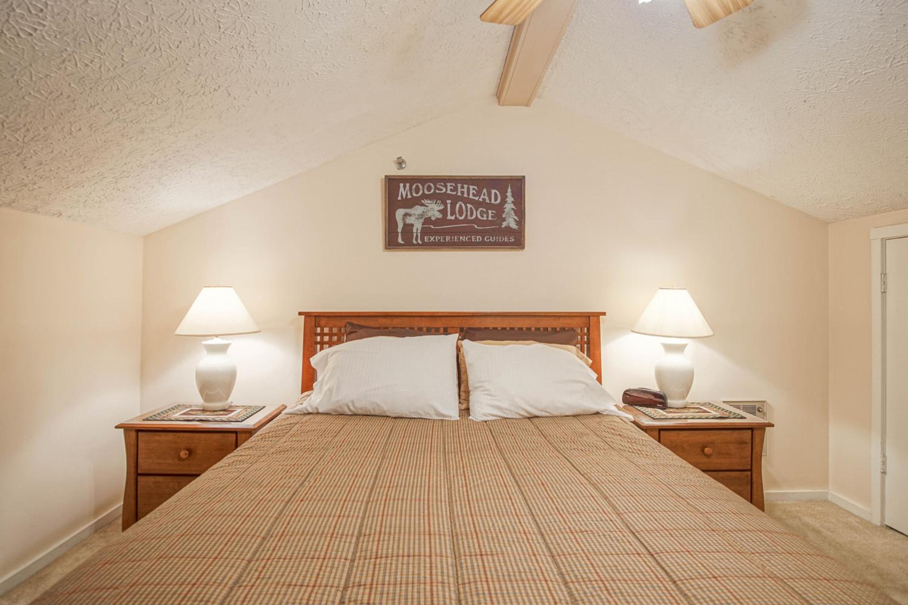 1Br: Studio Loft Ridgewood 59 Wood Fireplace, Washer and Dryer Full Kitchen
