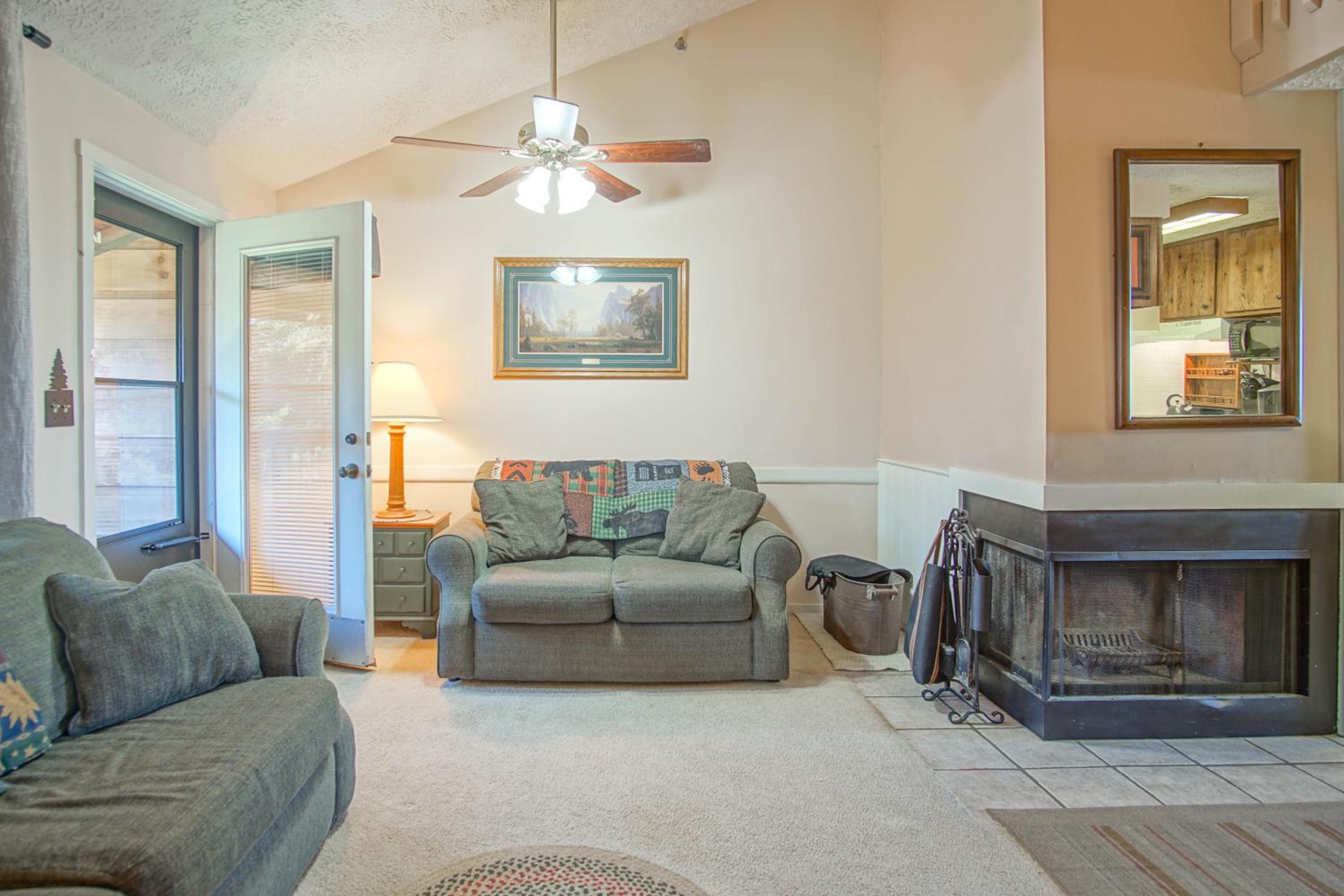 1Br: Studio Loft Ridgewood 59 Wood Fireplace, Washer and Dryer Full Kitchen