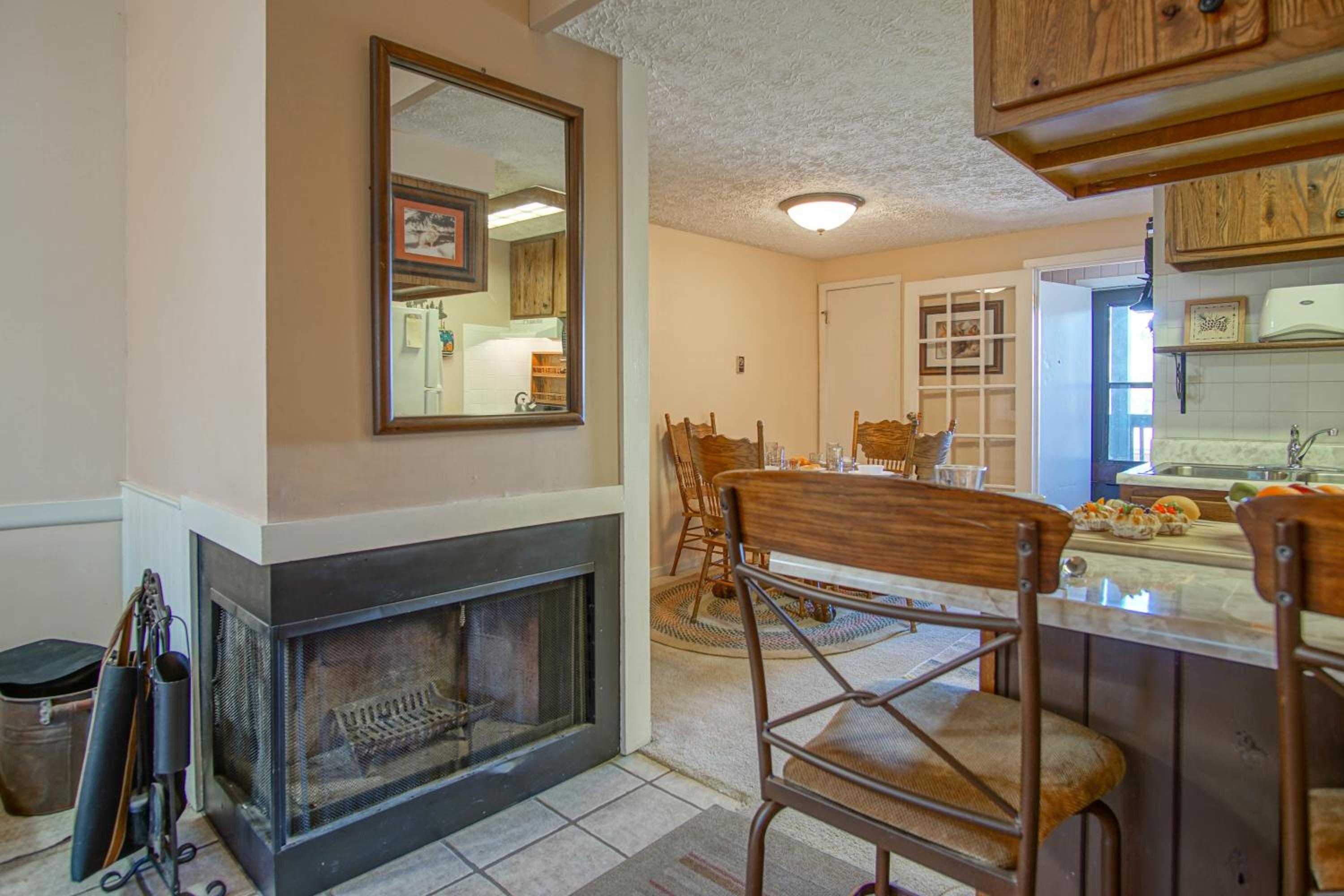 1Br: Studio Loft Ridgewood 59 Wood Fireplace, Washer and Dryer Full Kitchen