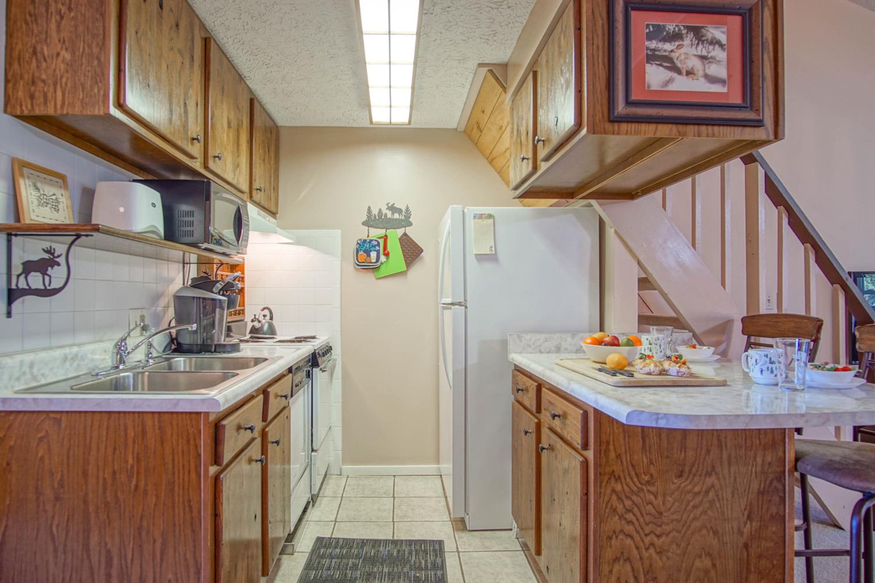 1Br: Studio Loft Ridgewood 59 Wood Fireplace, Washer and Dryer Full Kitchen