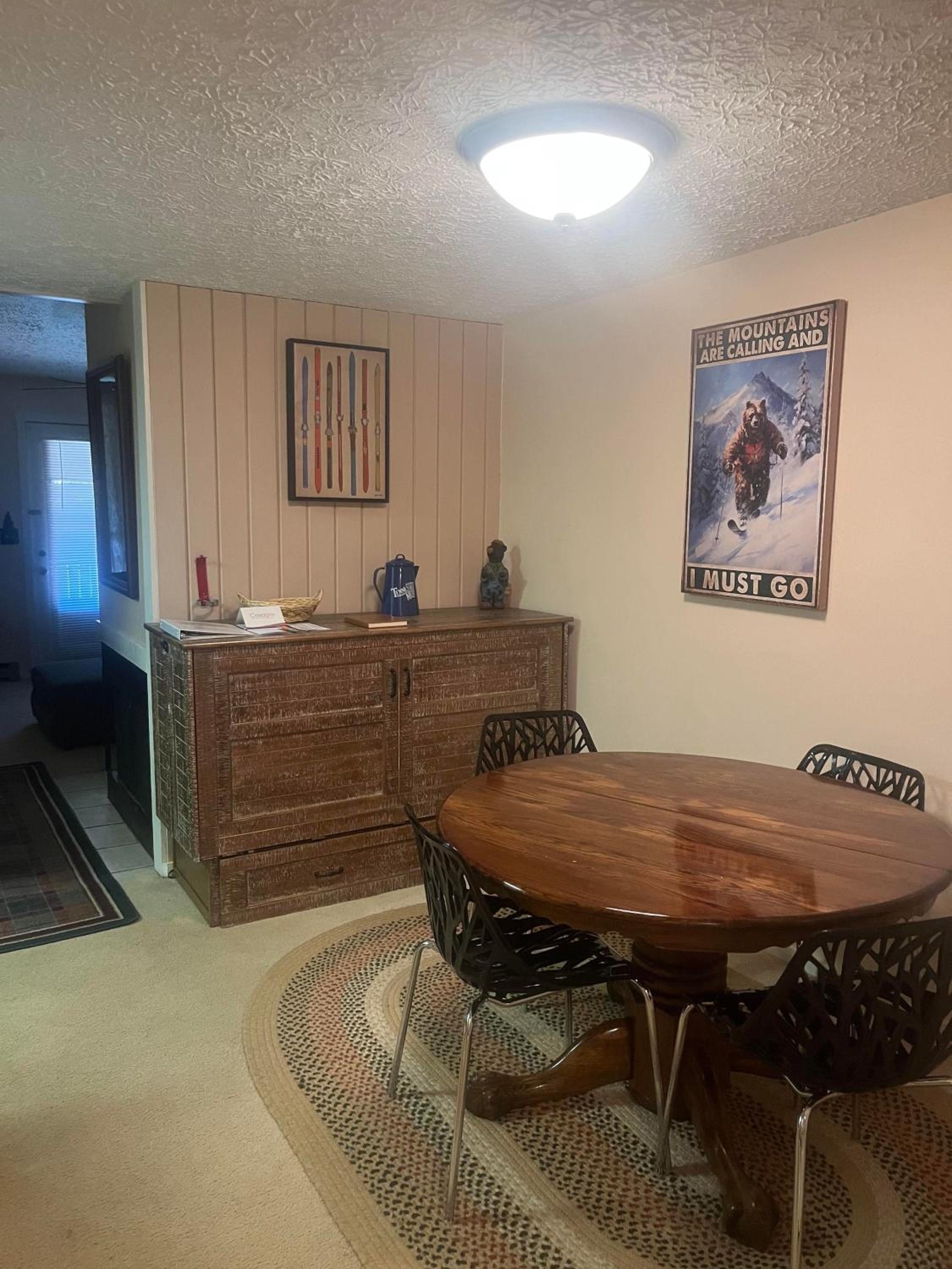 1Br: Studio Loft Ridgewood 59 Wood Fireplace, Washer and Dryer Full Kitchen