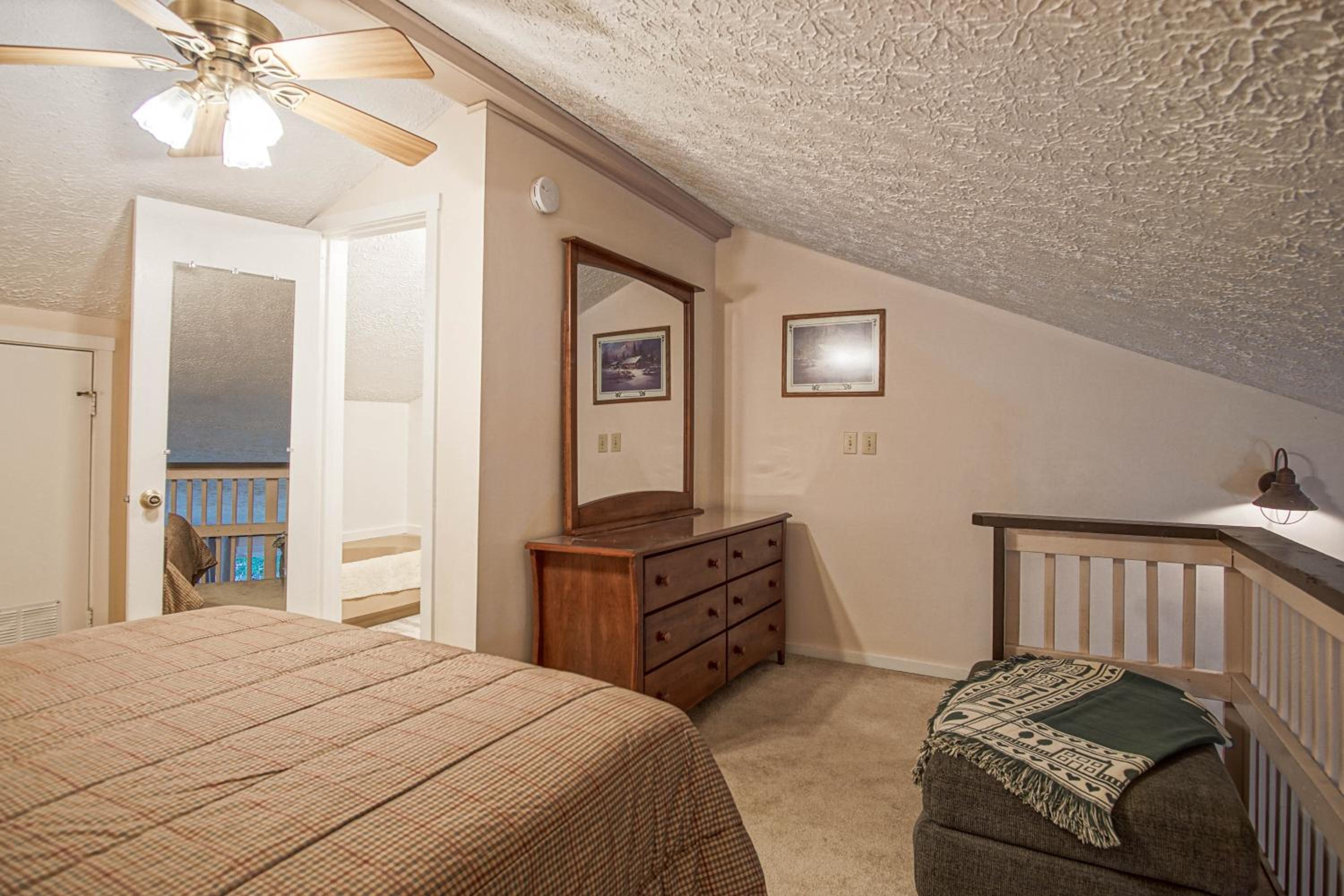 1Br: Studio Loft Ridgewood 59 Wood Fireplace, Washer and Dryer Full Kitchen