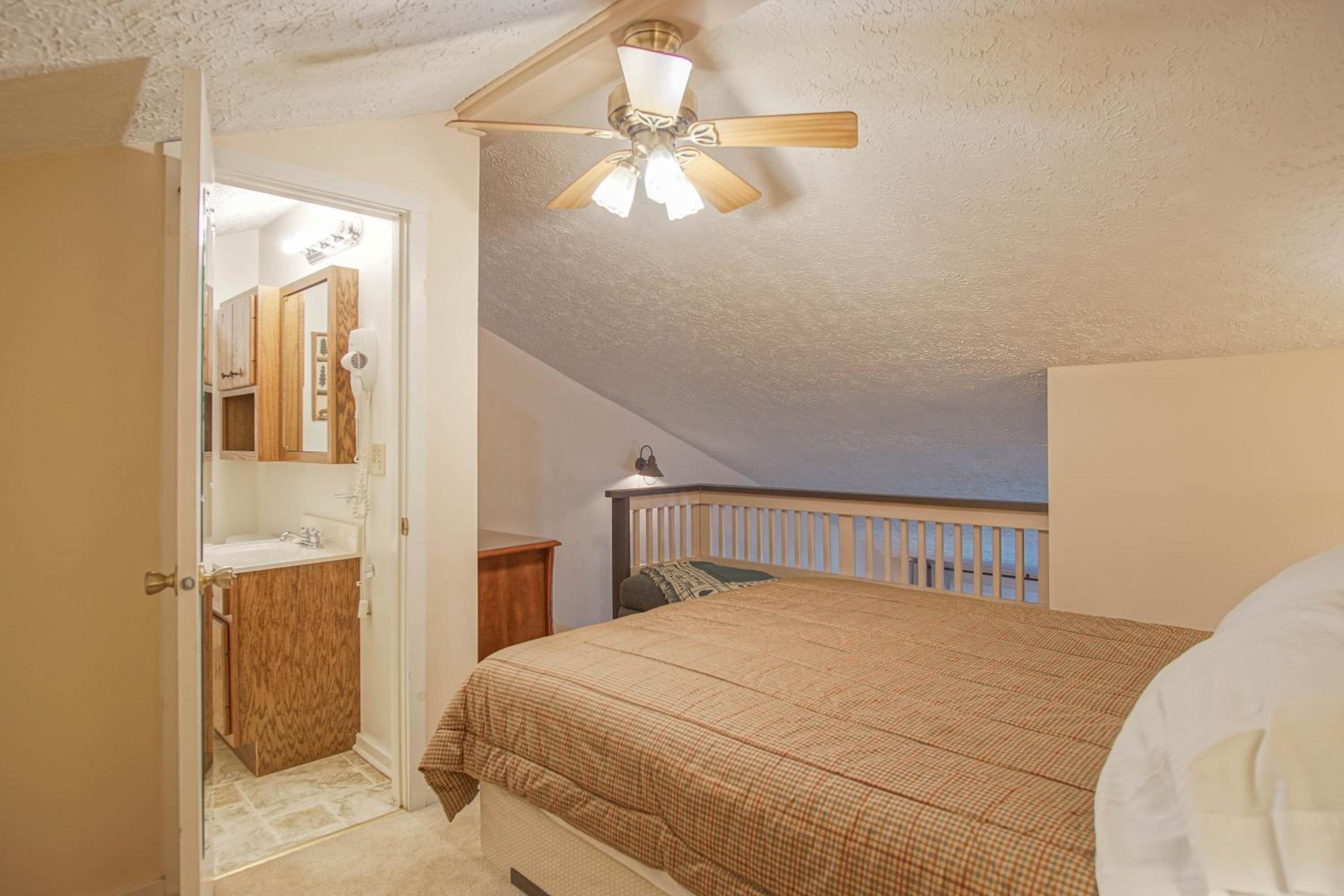 1Br: Studio Loft Ridgewood 59 Wood Fireplace, Washer and Dryer Full Kitchen