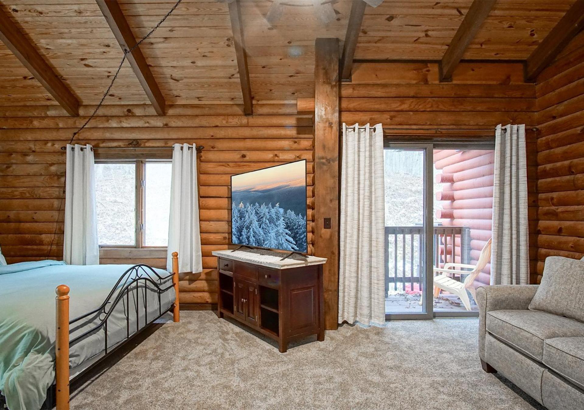 2 Br Plus Loft: Hawthorne Valley 4