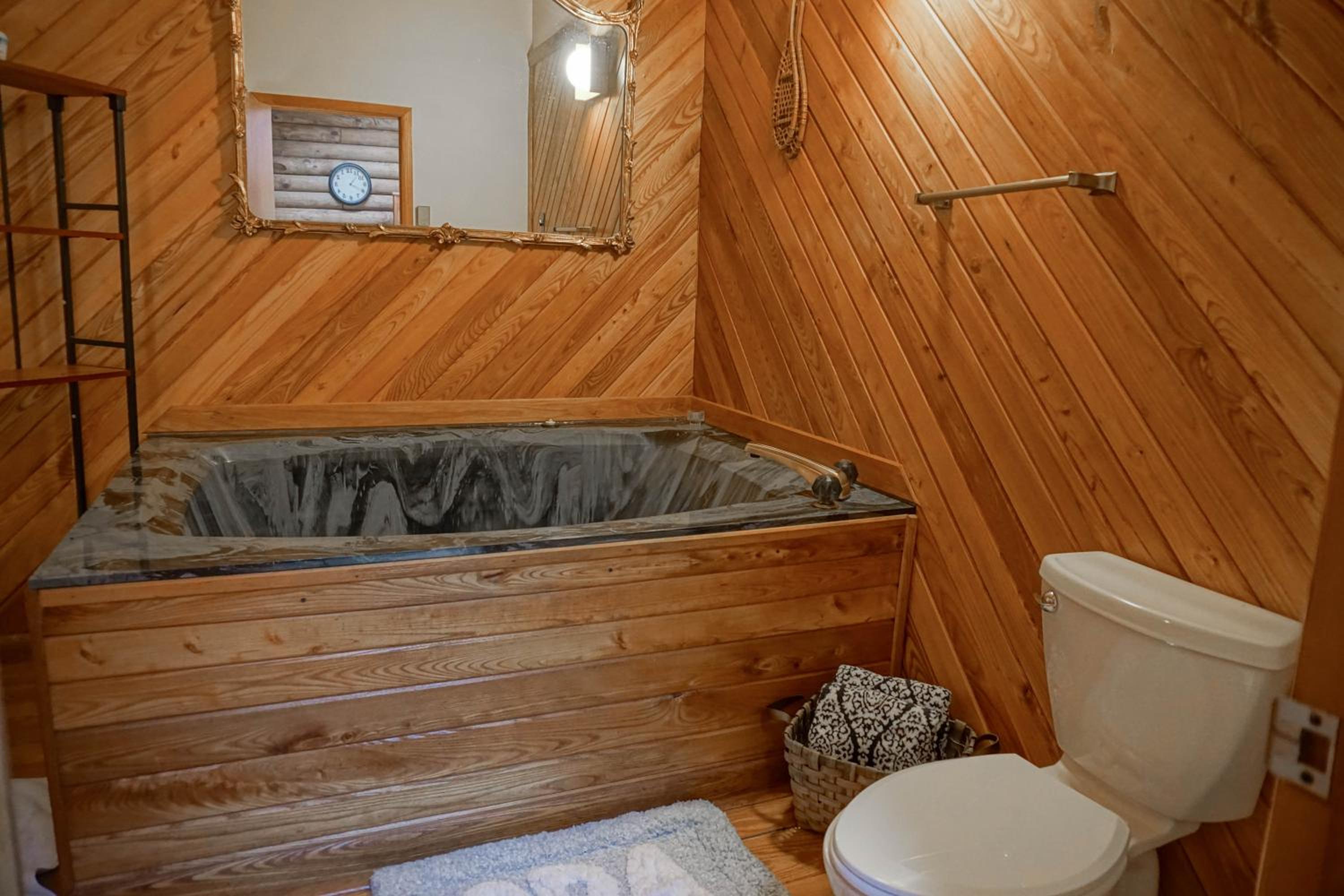 2 Br Plus Loft: Hawthorne Valley 4
