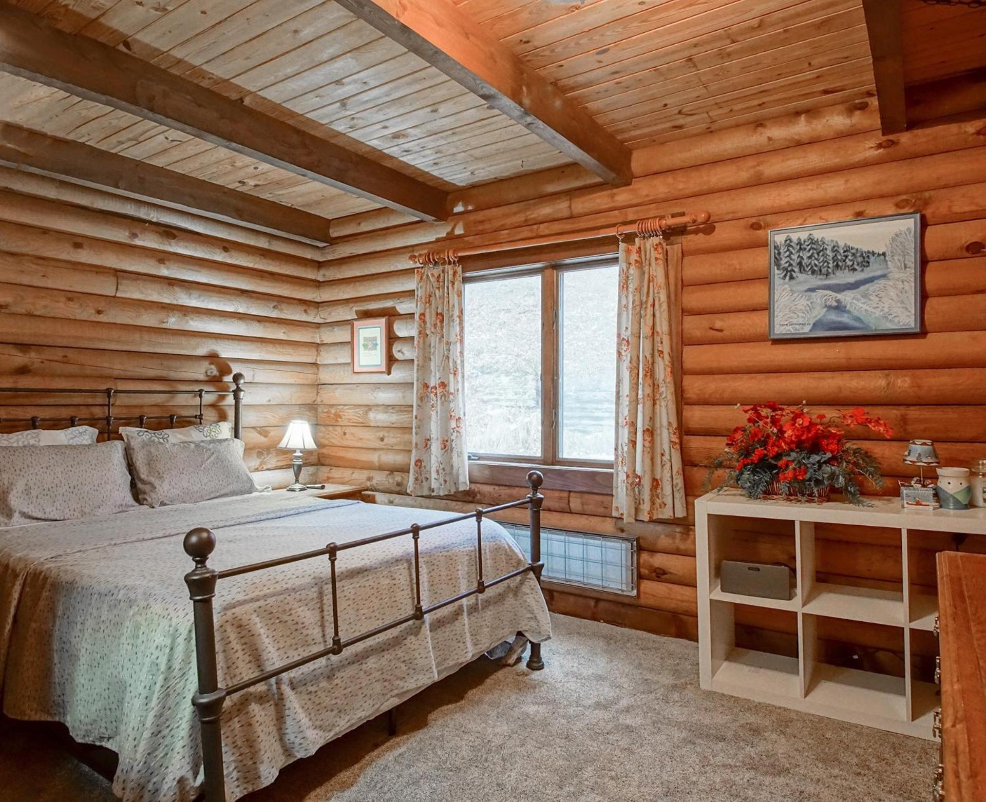 2 Br Plus Loft: Hawthorne Valley 4