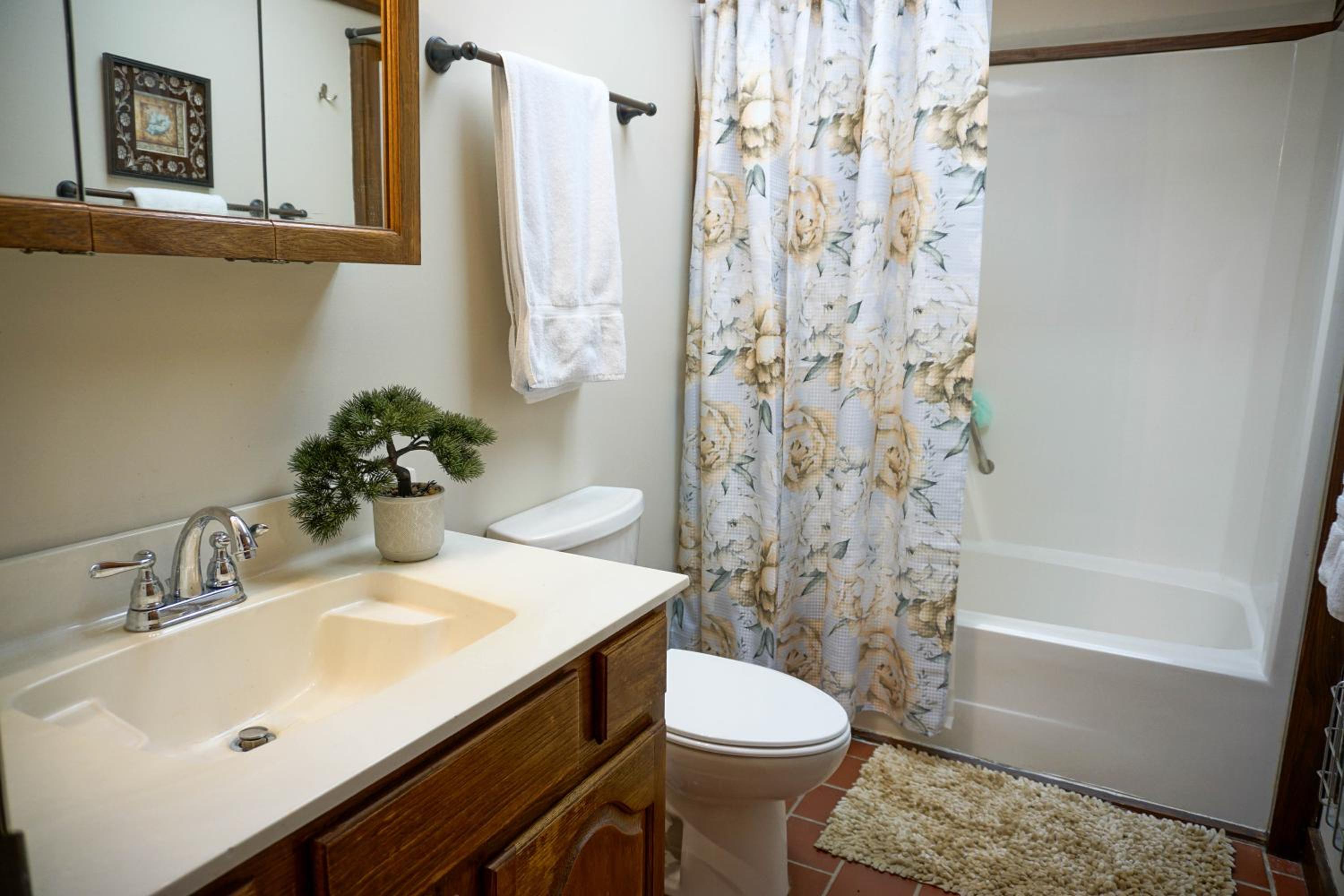 2 Br Plus Loft: Hawthorne Valley 4