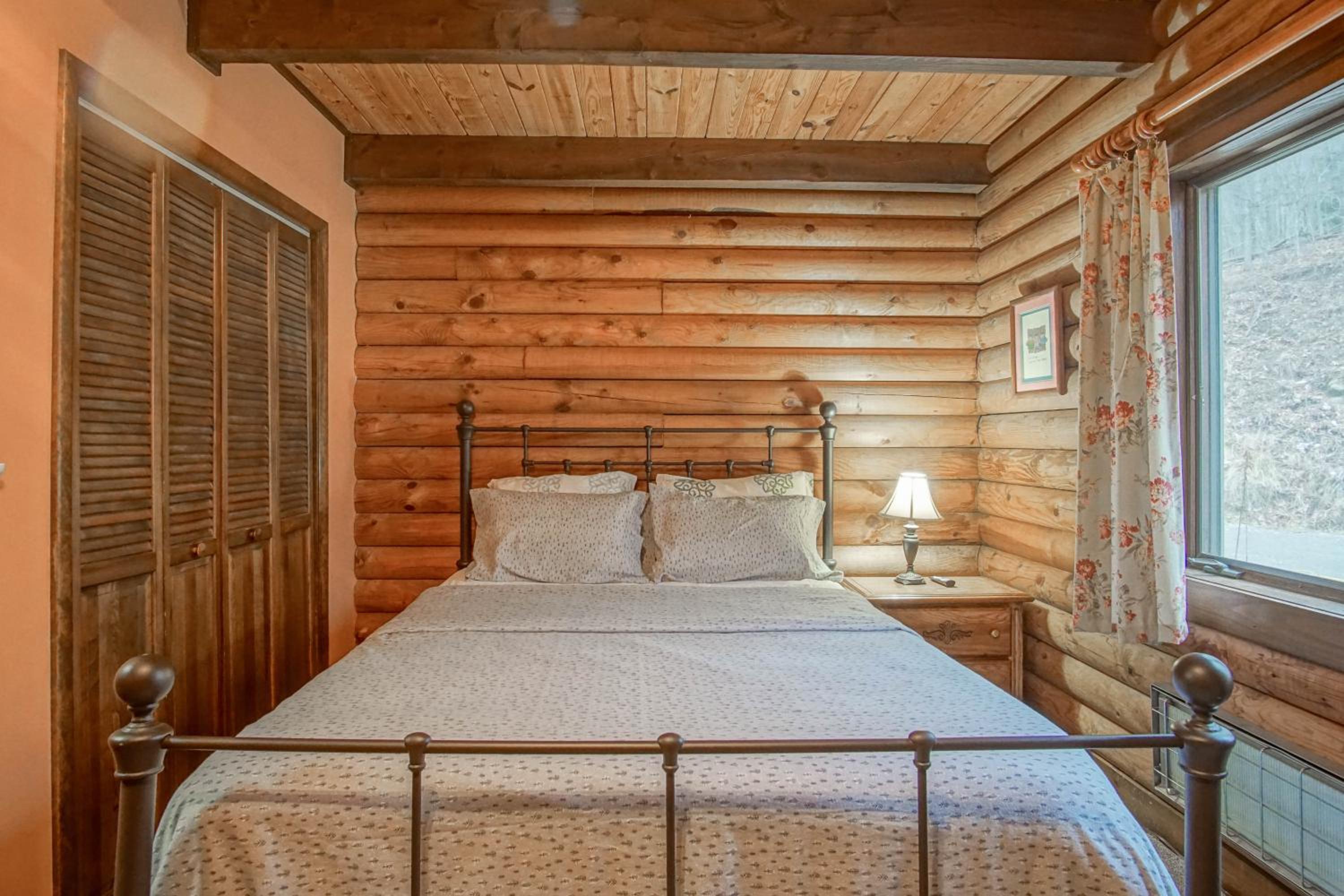2 Br Plus Loft: Hawthorne Valley 4