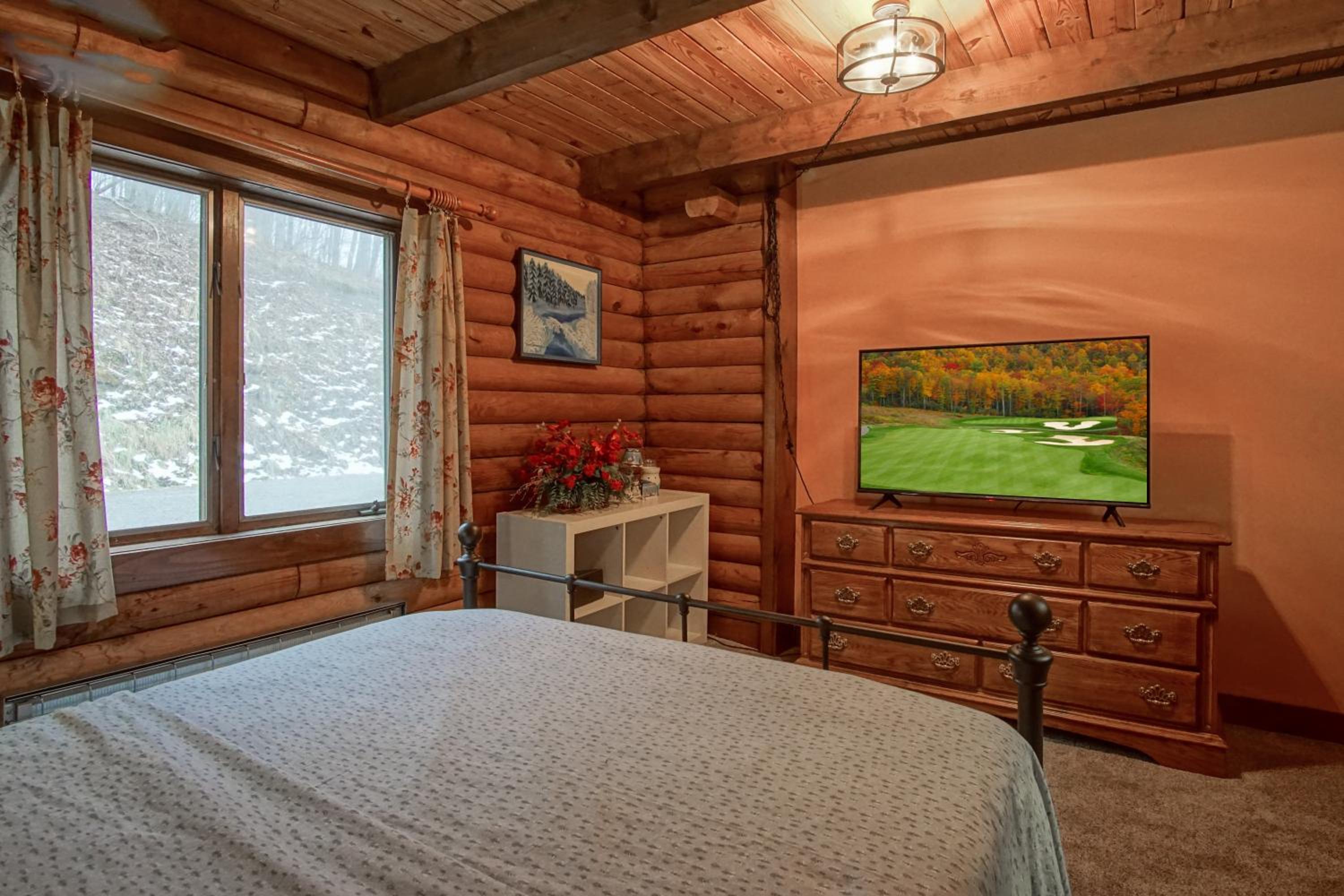 2 Br Plus Loft: Hawthorne Valley 4