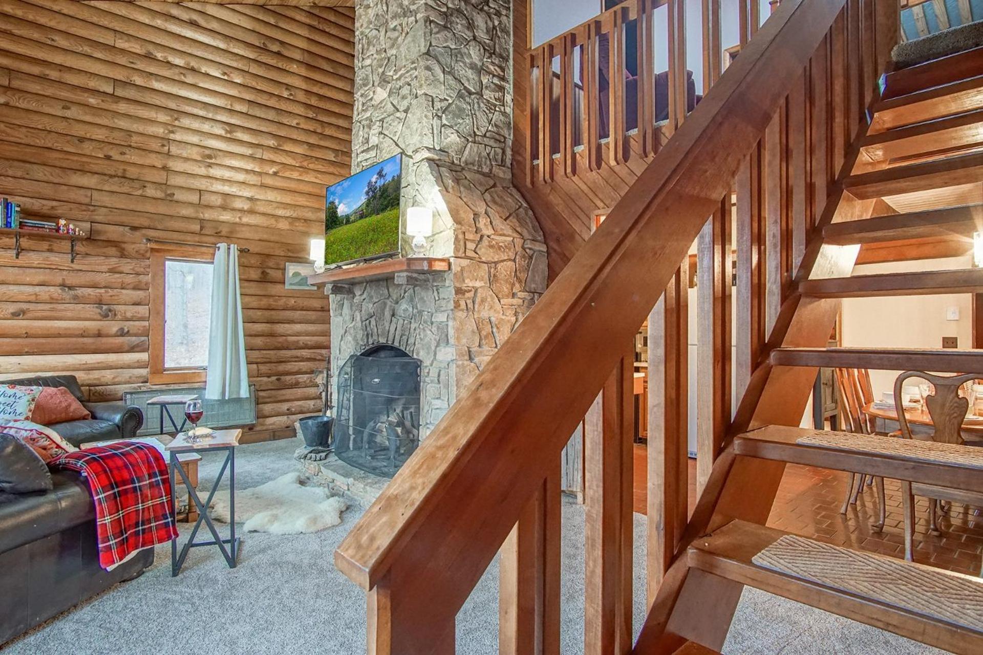 2 Br Plus Loft: Hawthorne Valley 4