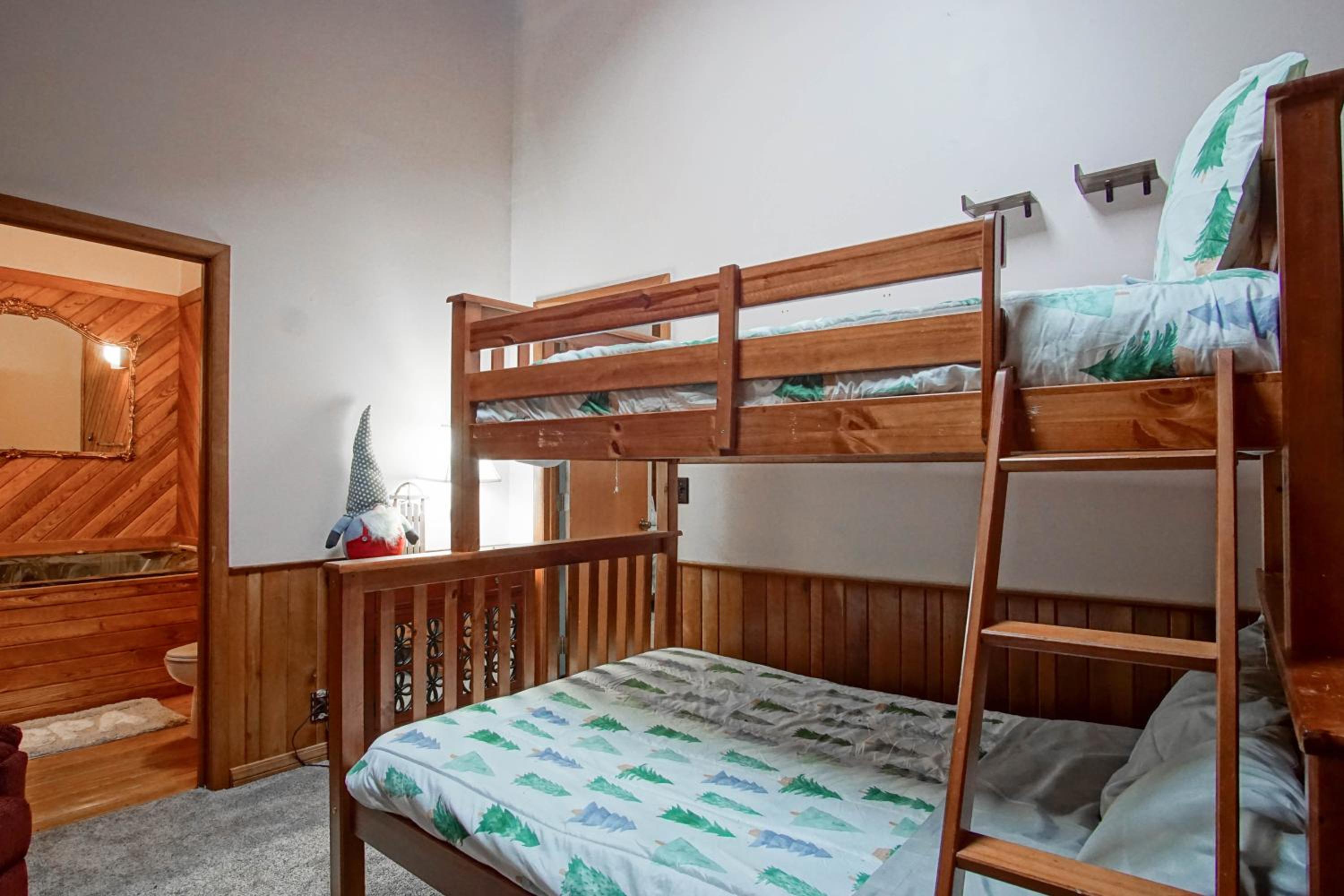 2 Br Plus Loft: Hawthorne Valley 4