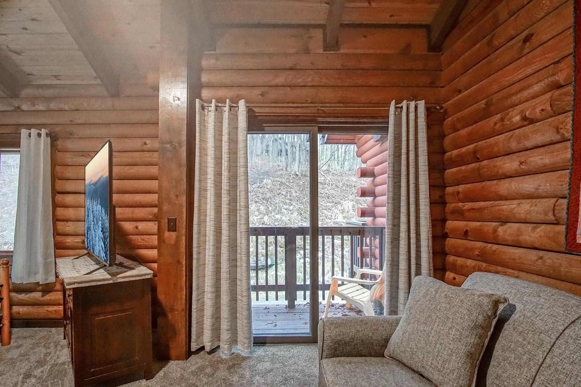 2 Br Plus Loft: Hawthorne Valley 4