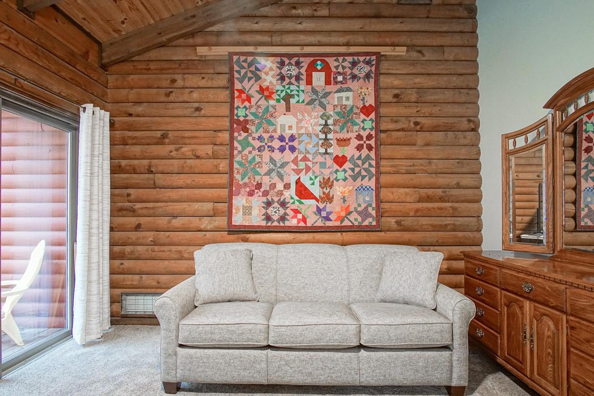 2 Br Plus Loft: Hawthorne Valley 4