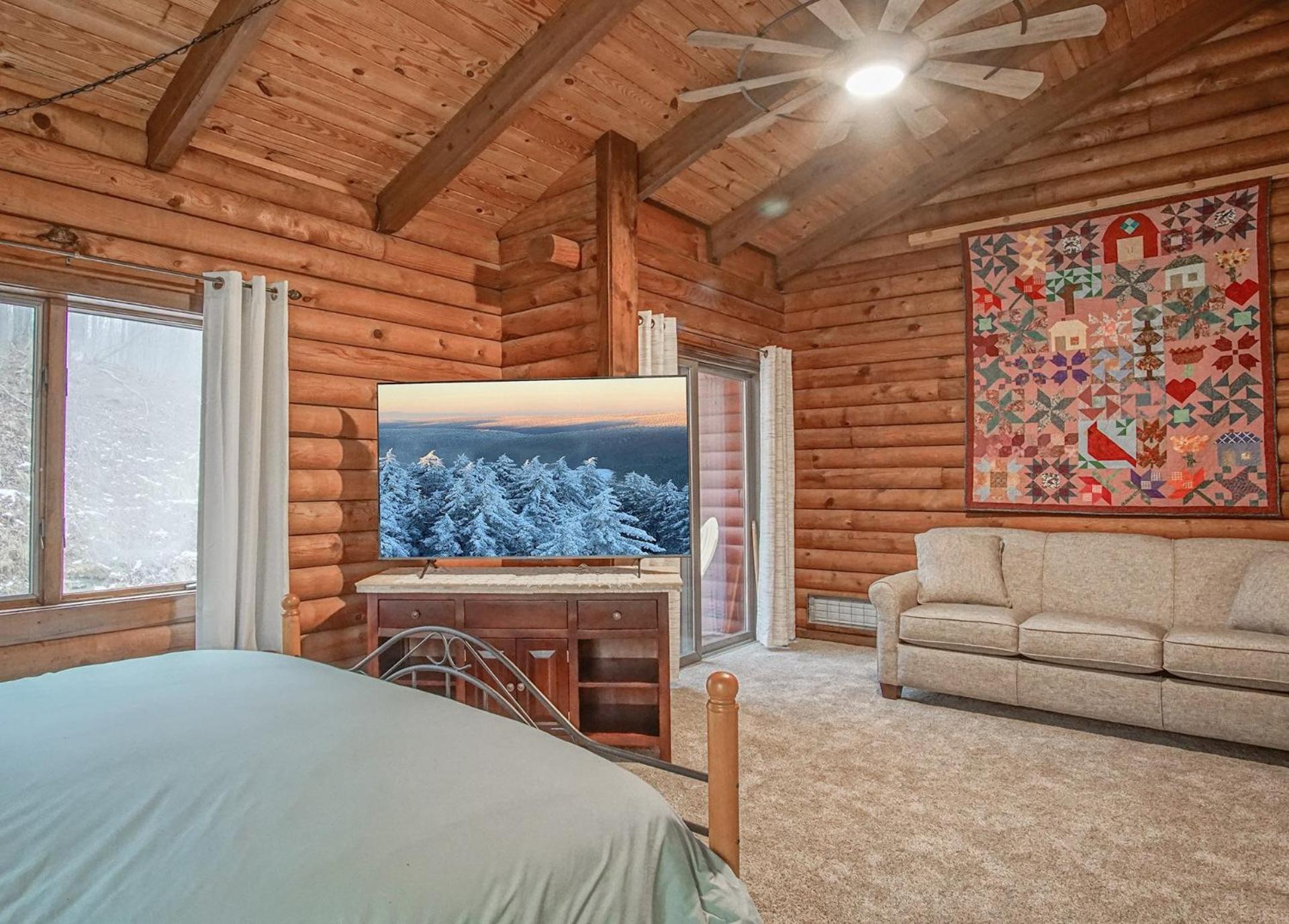 2 Br Plus Loft: Hawthorne Valley 4