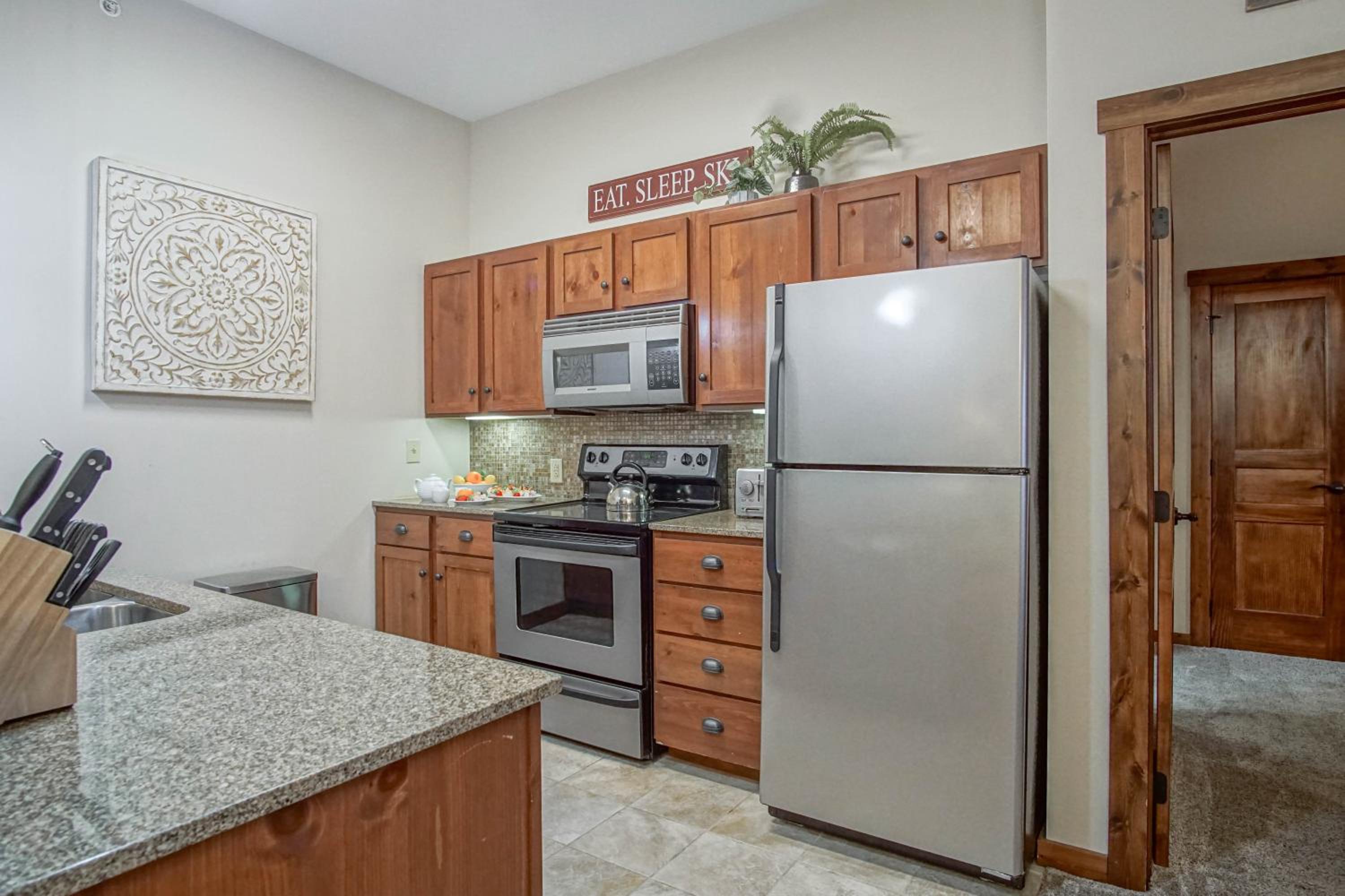 Soaring Eagle #402: 2 Bedrooms, 2 Full Baths: Slope Side, Hot Tubs Underground Parking