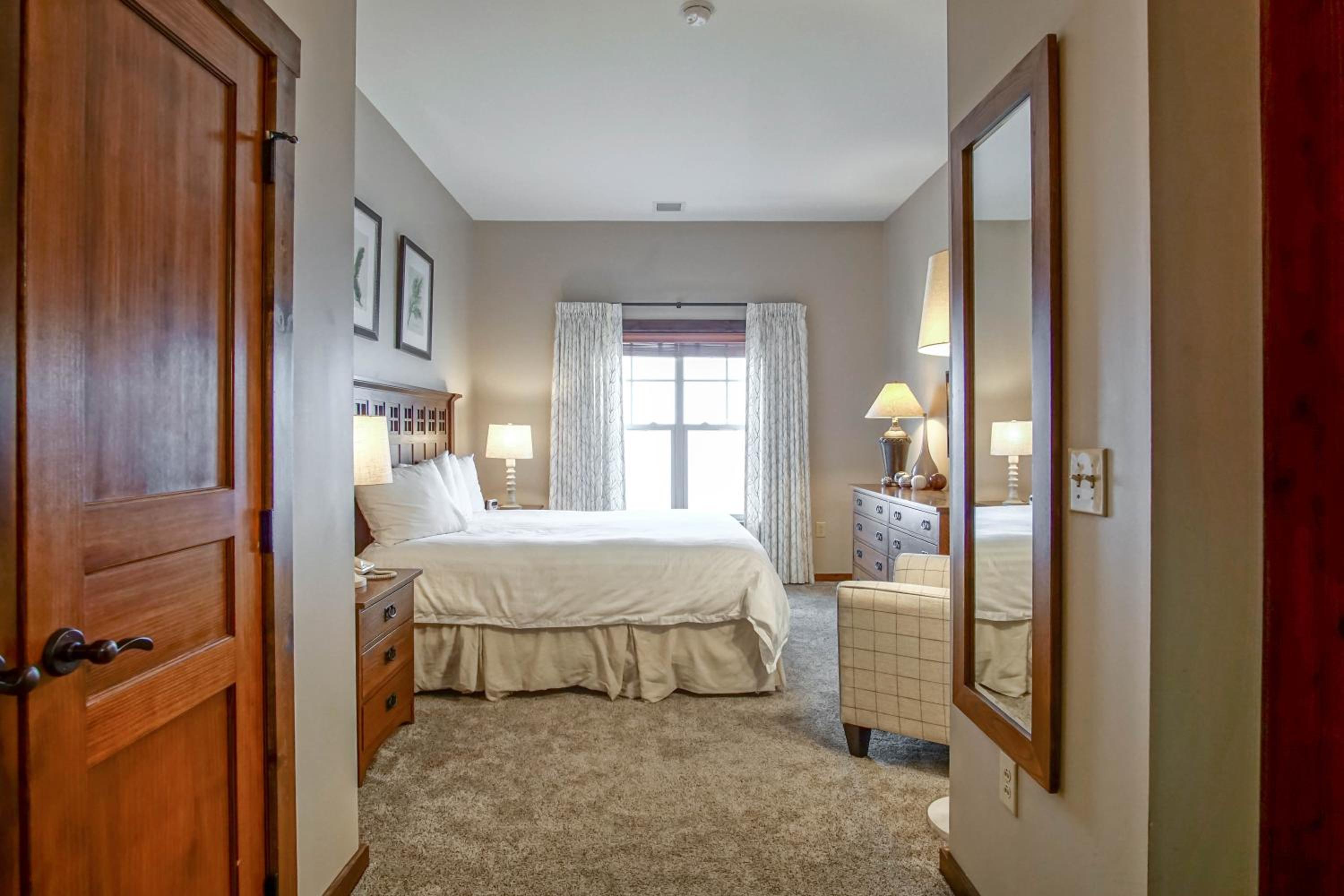 Soaring Eagle #402: 2 Bedrooms, 2 Full Baths: Slope Side, Hot Tubs Underground Parking
