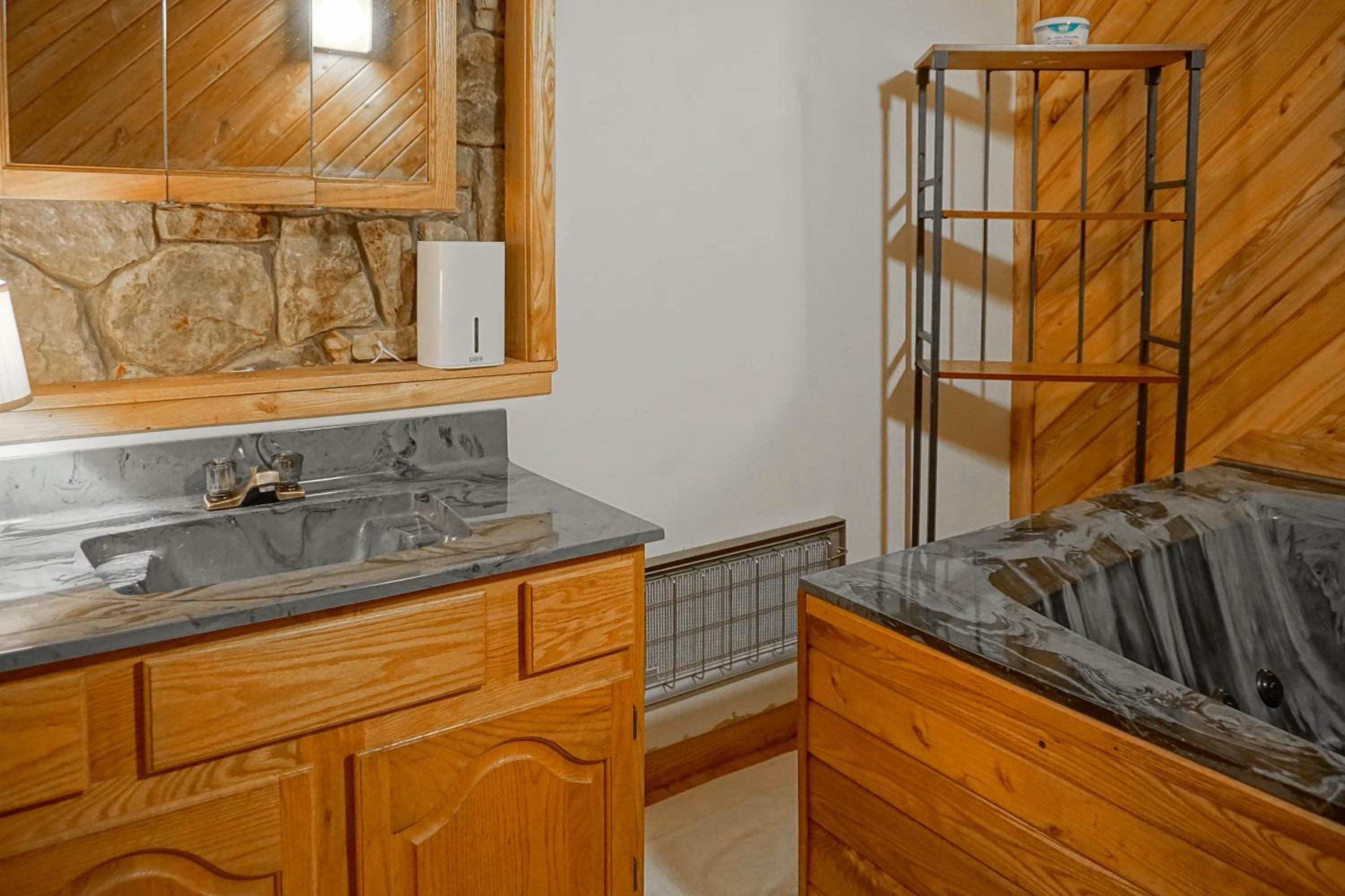 2 Br Plus Loft: Hawthorne Valley 4