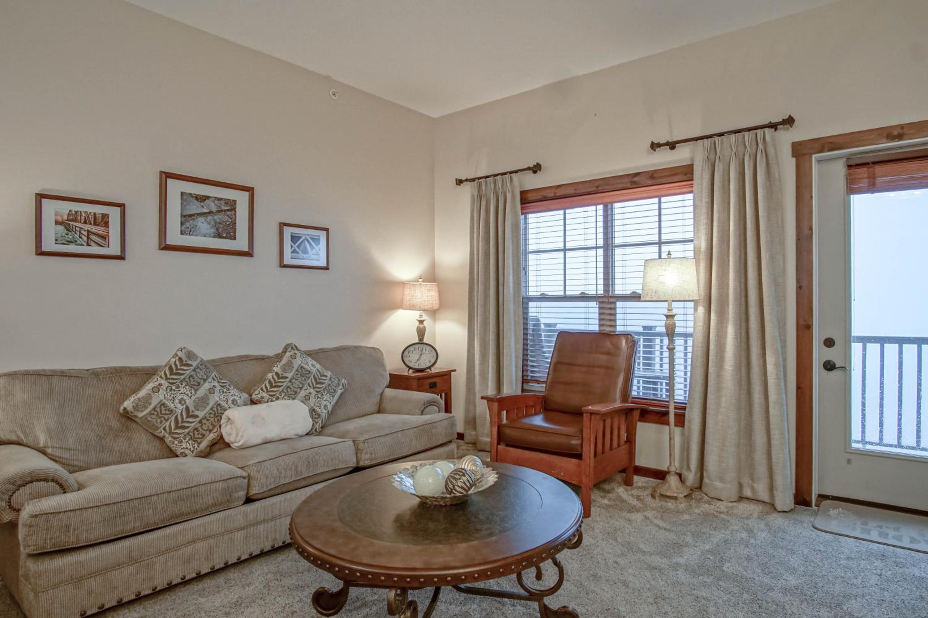 Soaring Eagle #402: 2 Bedrooms, 2 Full Baths: Slope Side, Hot Tubs Underground Parking