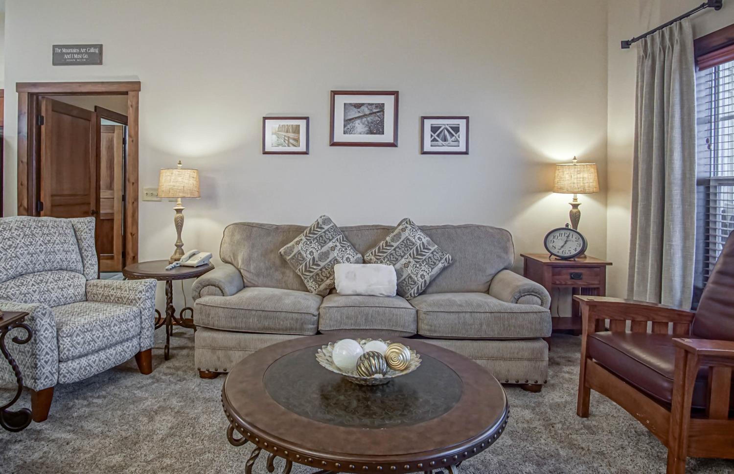 Soaring Eagle #402: 2 Bedrooms, 2 Full Baths: Slope Side, Hot Tubs Underground Parking