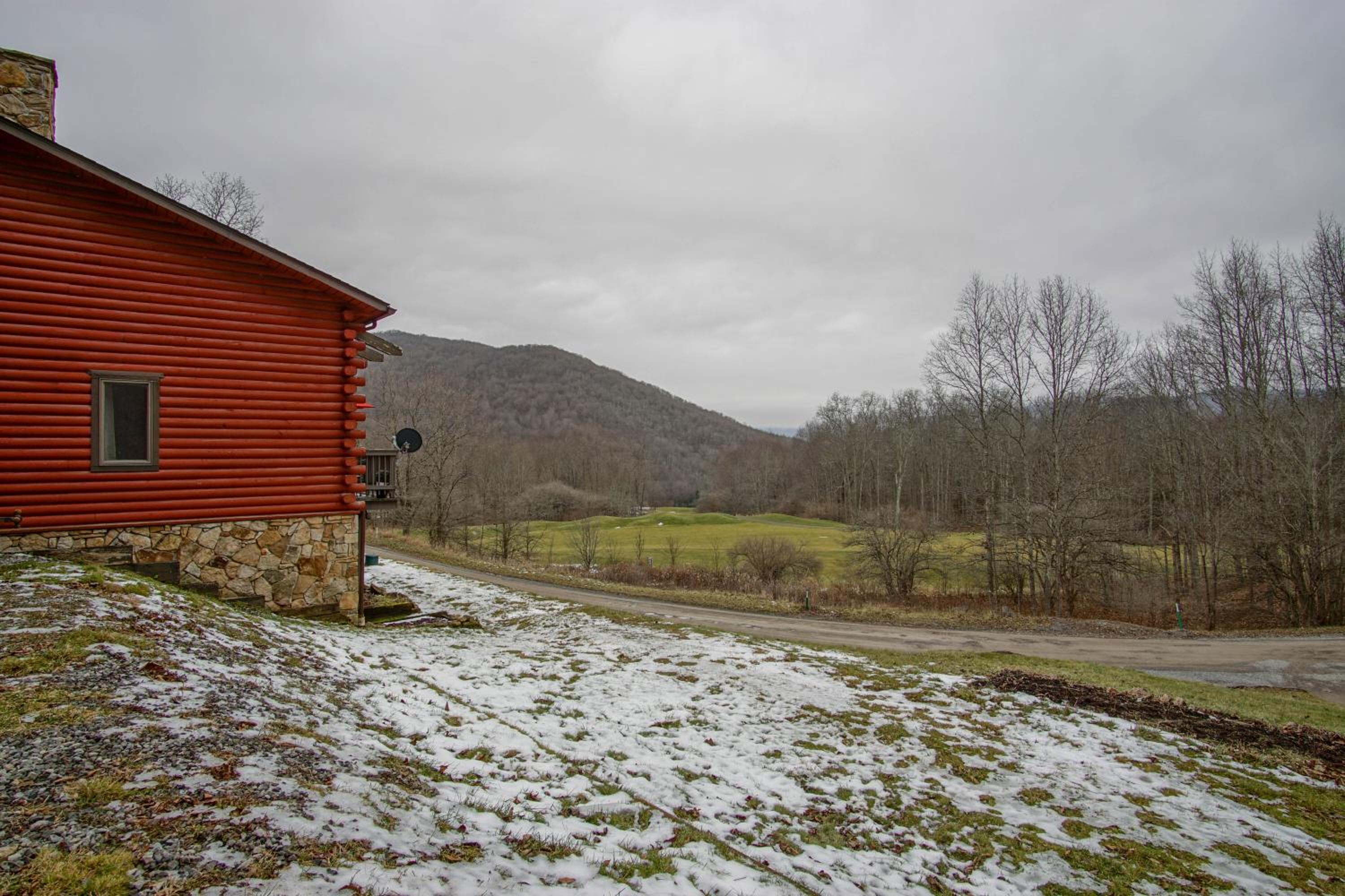 2 Br Plus Loft: Hawthorne Valley 4