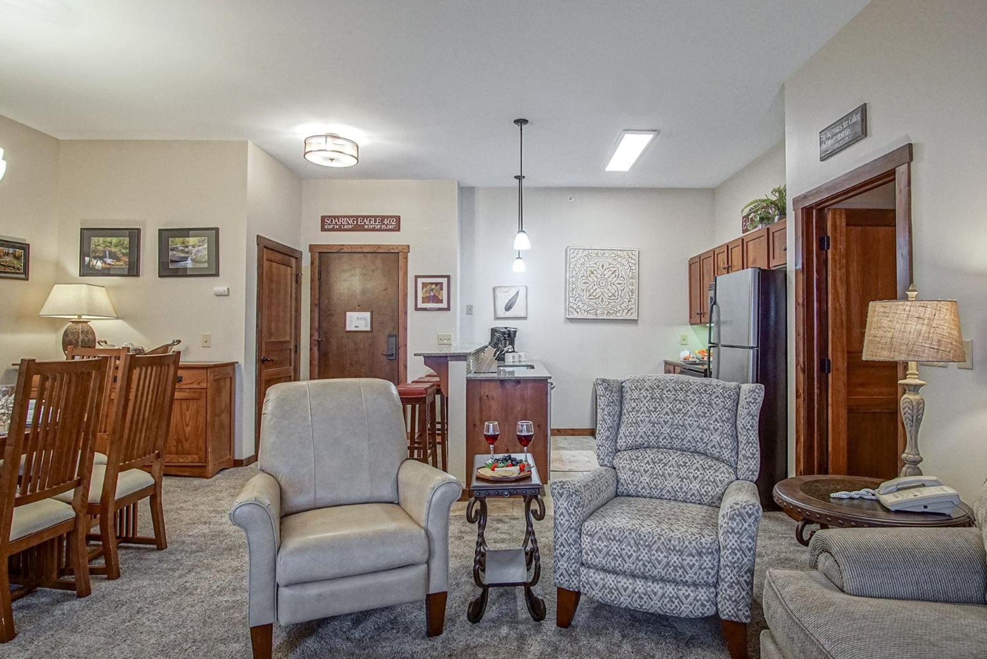 Soaring Eagle #402: 2 Bedrooms, 2 Full Baths: Slope Side, Hot Tubs Underground Parking