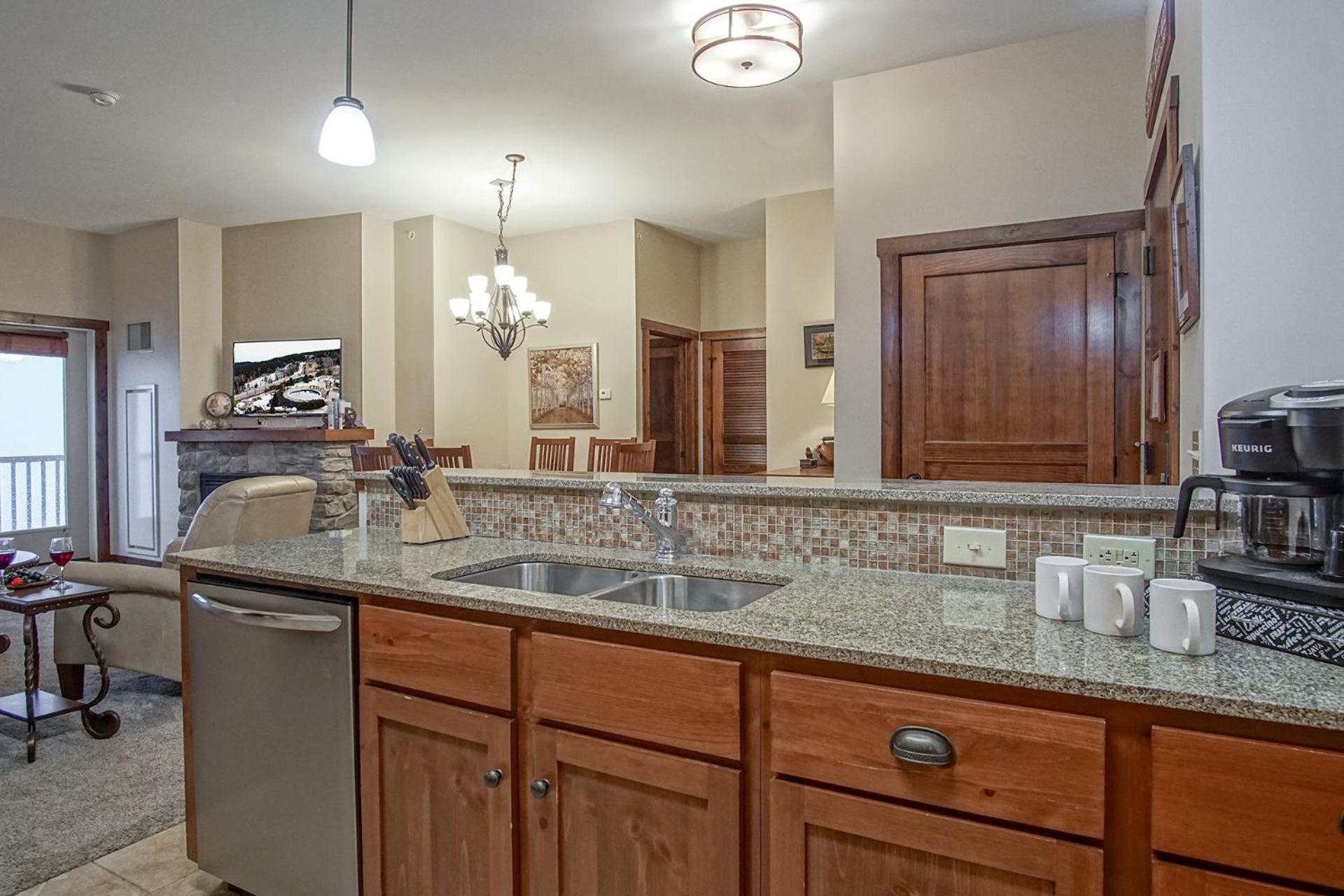 Soaring Eagle #402: 2 Bedrooms, 2 Full Baths: Slope Side, Hot Tubs Underground Parking