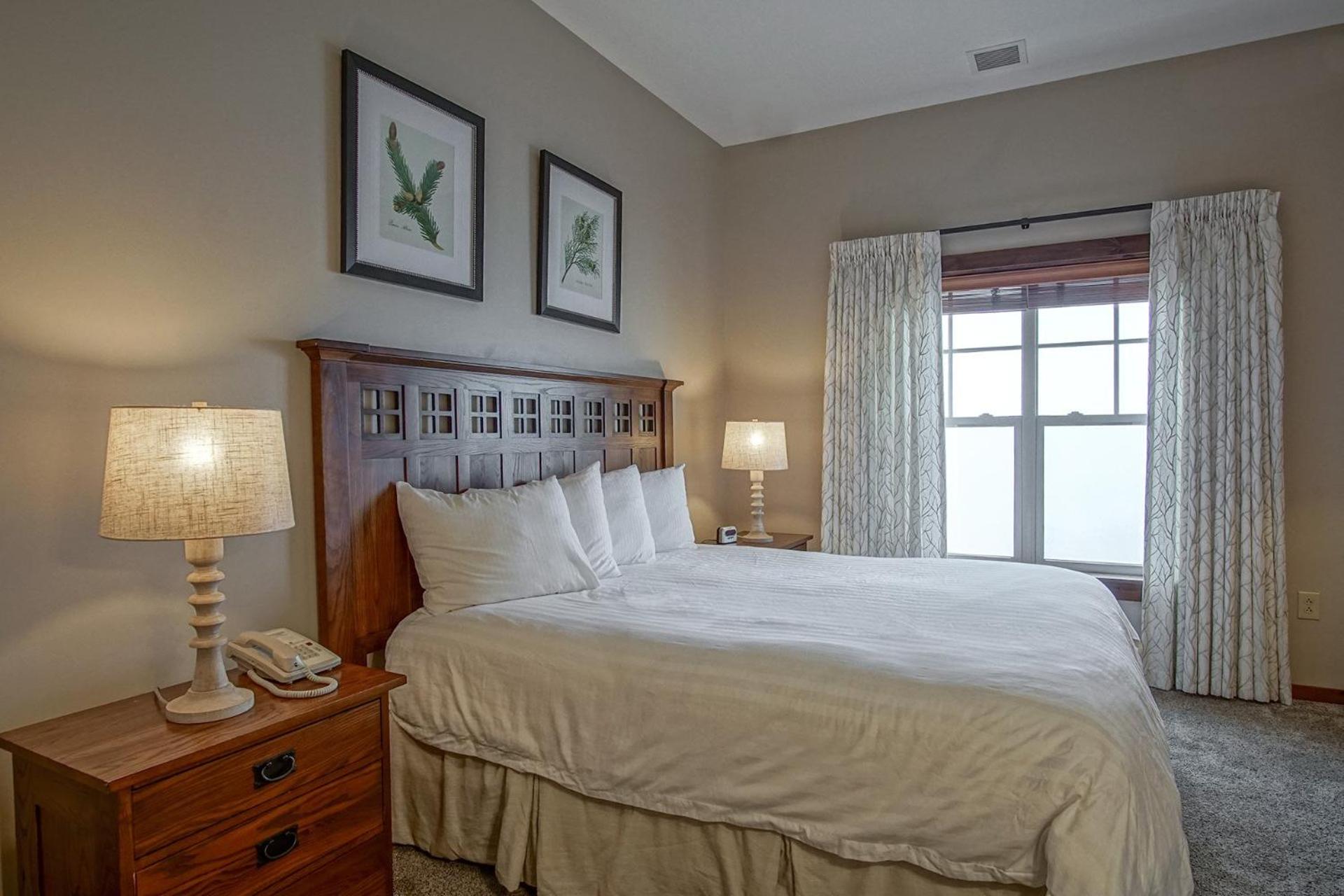 Soaring Eagle #402: 2 Bedrooms, 2 Full Baths: Slope Side, Hot Tubs Underground Parking