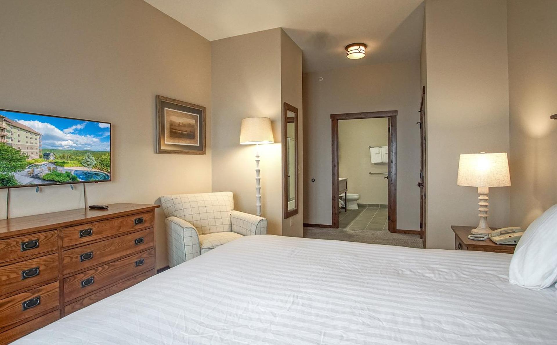 Soaring Eagle #402: 2 Bedrooms, 2 Full Baths: Slope Side, Hot Tubs Underground Parking