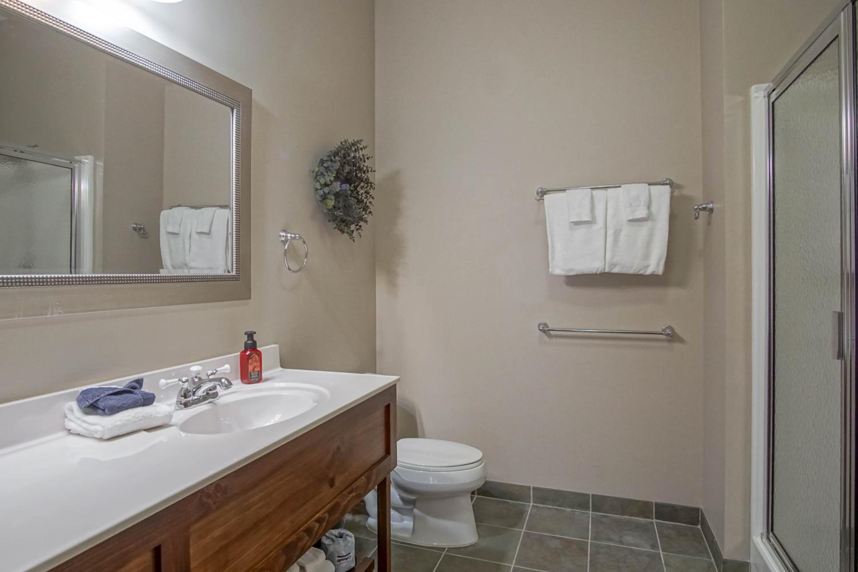 Soaring Eagle #402: 2 Bedrooms, 2 Full Baths: Slope Side, Hot Tubs Underground Parking