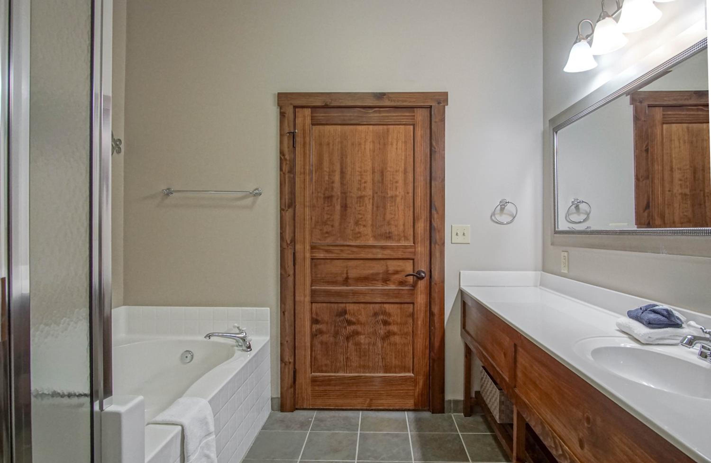 Soaring Eagle #402: 2 Bedrooms, 2 Full Baths: Slope Side, Hot Tubs Underground Parking