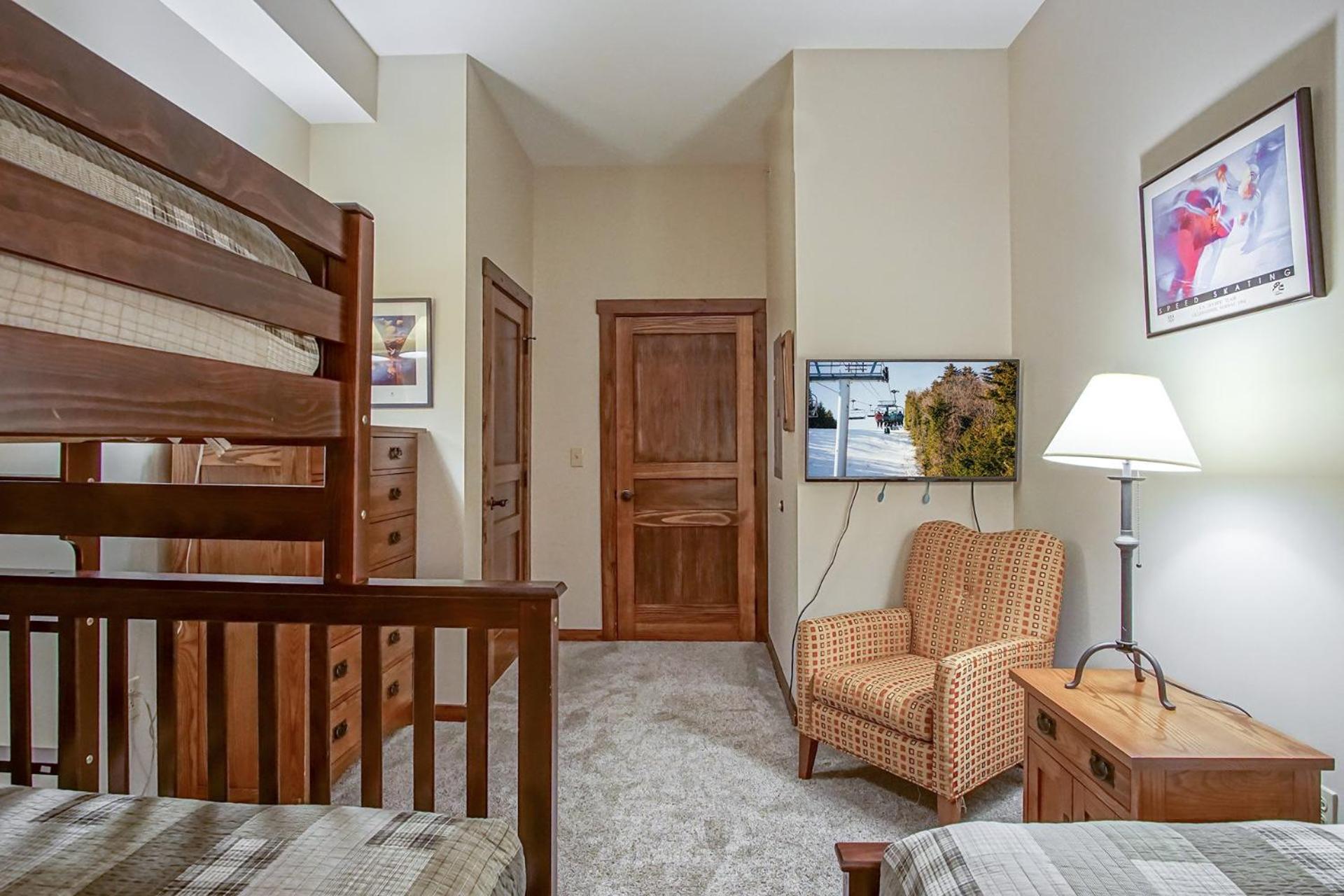 Soaring Eagle #402: 2 Bedrooms, 2 Full Baths: Slope Side, Hot Tubs Underground Parking