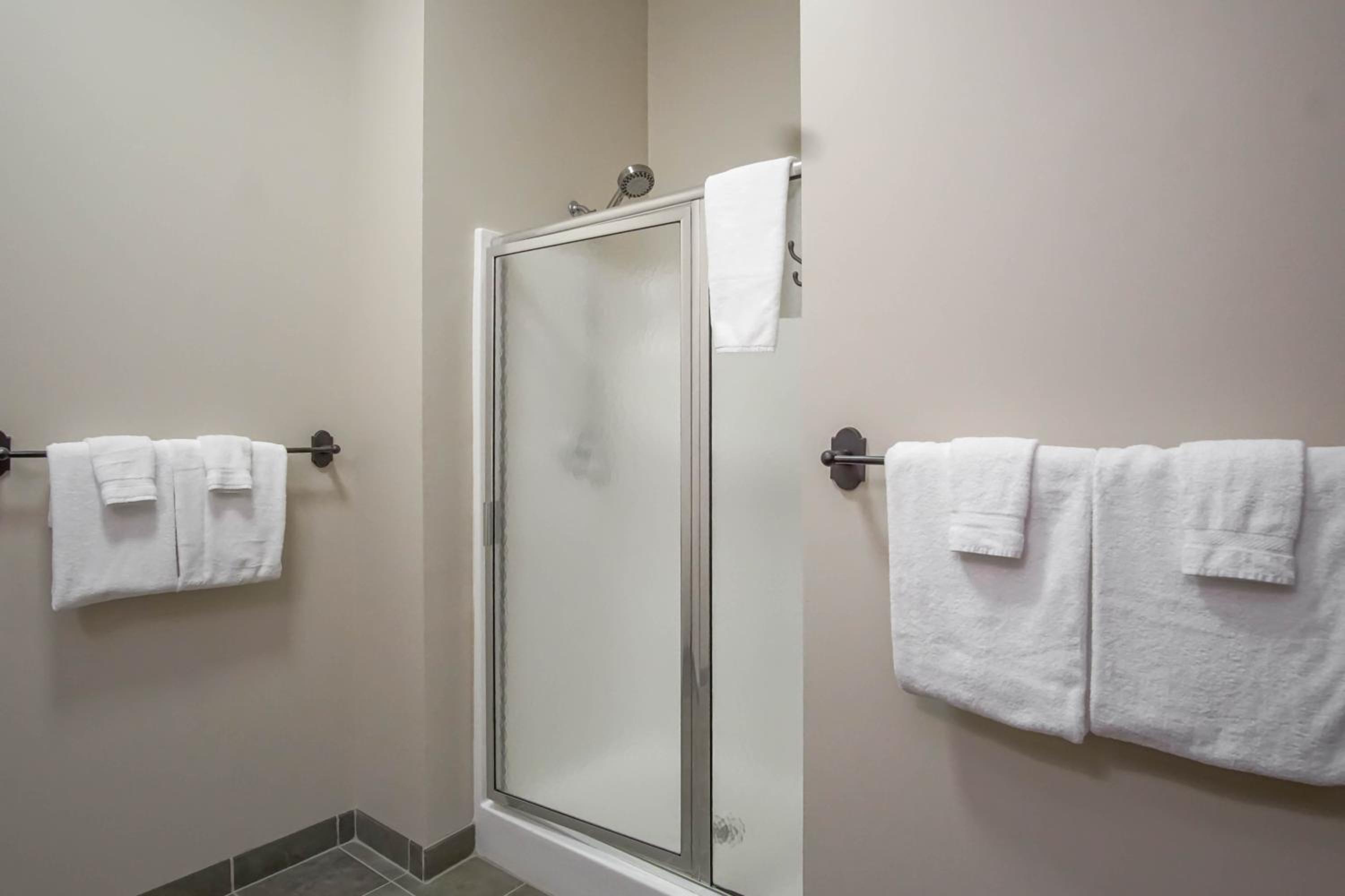 Soaring Eagle #402: 2 Bedrooms, 2 Full Baths: Slope Side, Hot Tubs Underground Parking