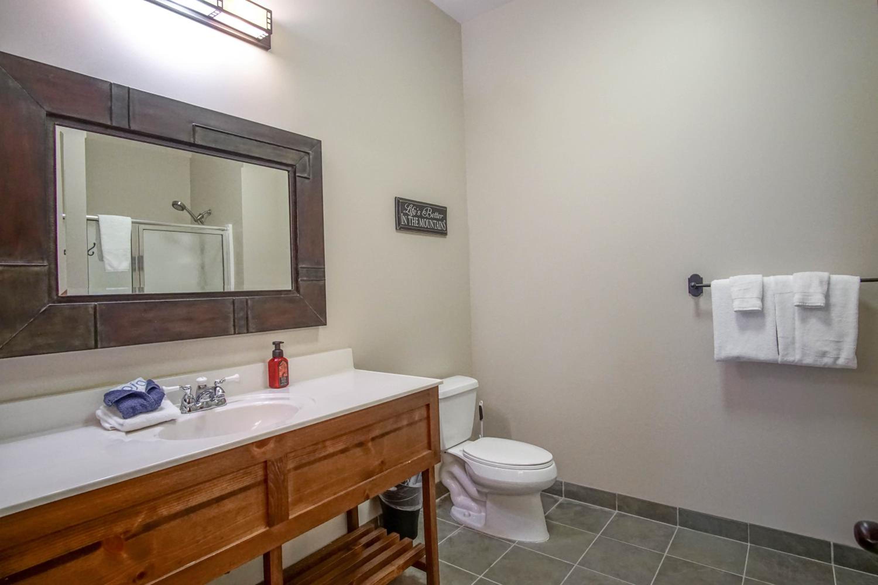 Soaring Eagle #402: 2 Bedrooms, 2 Full Baths: Slope Side, Hot Tubs Underground Parking
