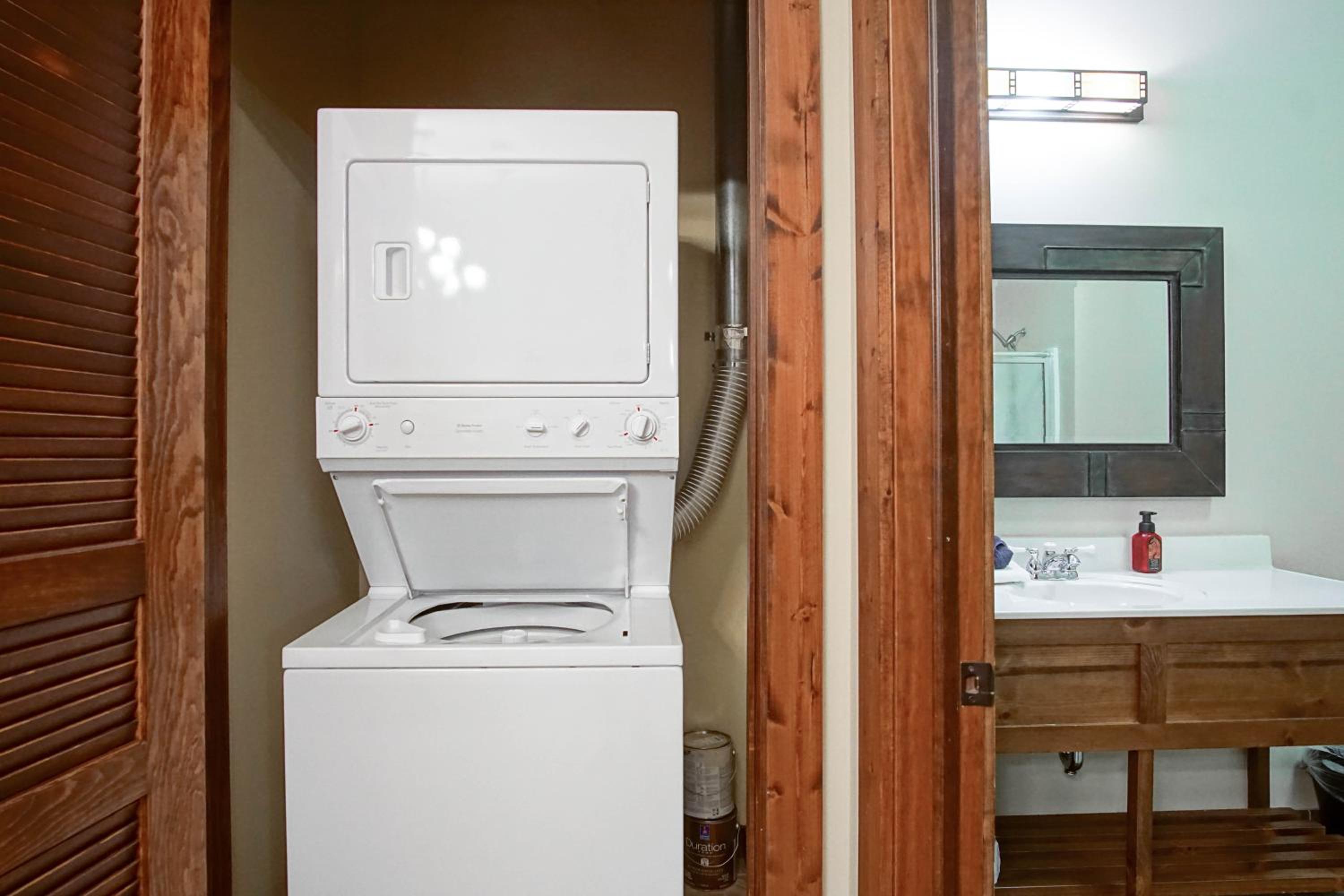 Soaring Eagle #402: 2 Bedrooms, 2 Full Baths: Slope Side, Hot Tubs Underground Parking