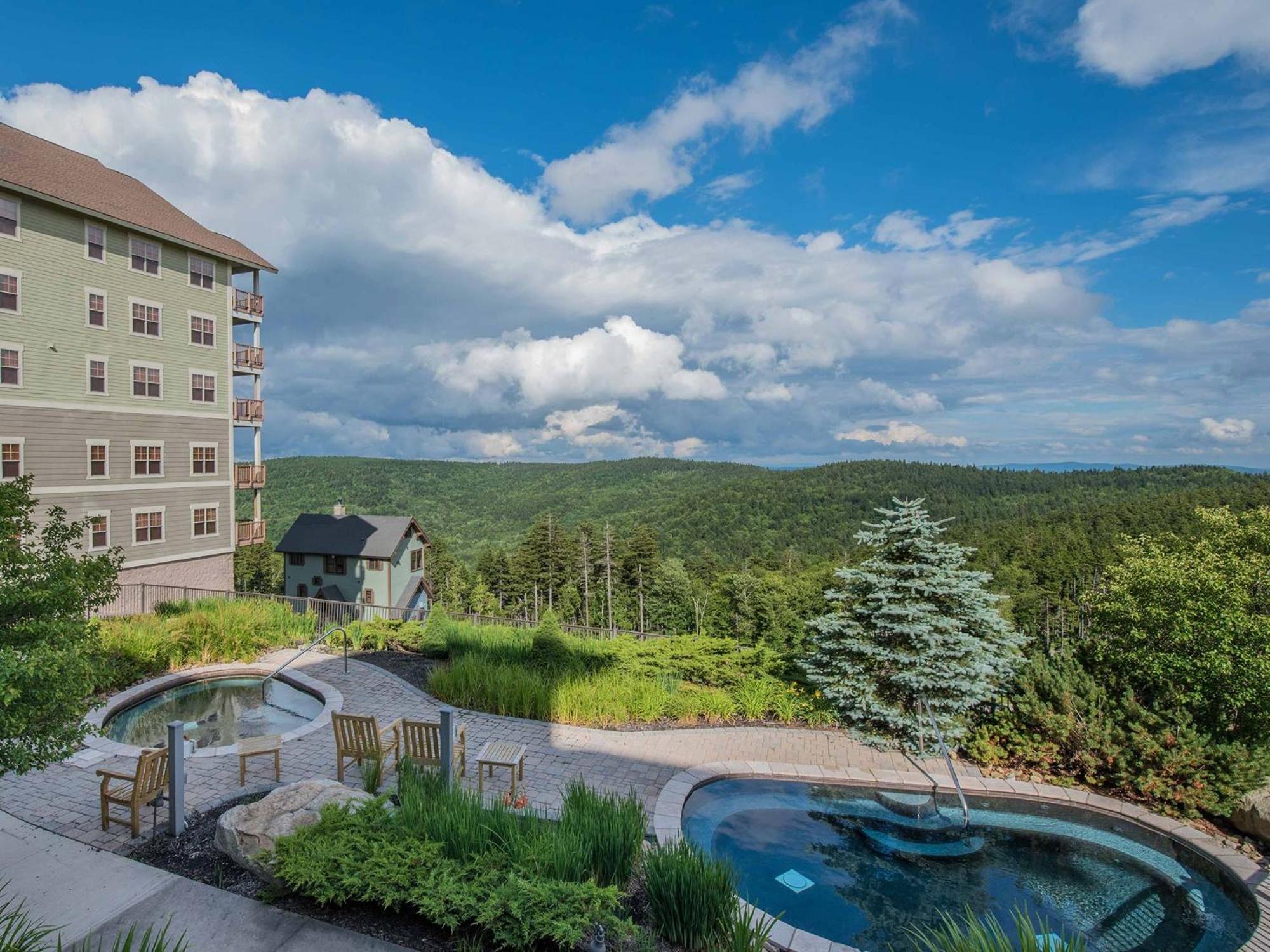 Soaring Eagle #402: 2 Bedrooms, 2 Full Baths: Slope Side, Hot Tubs Underground Parking