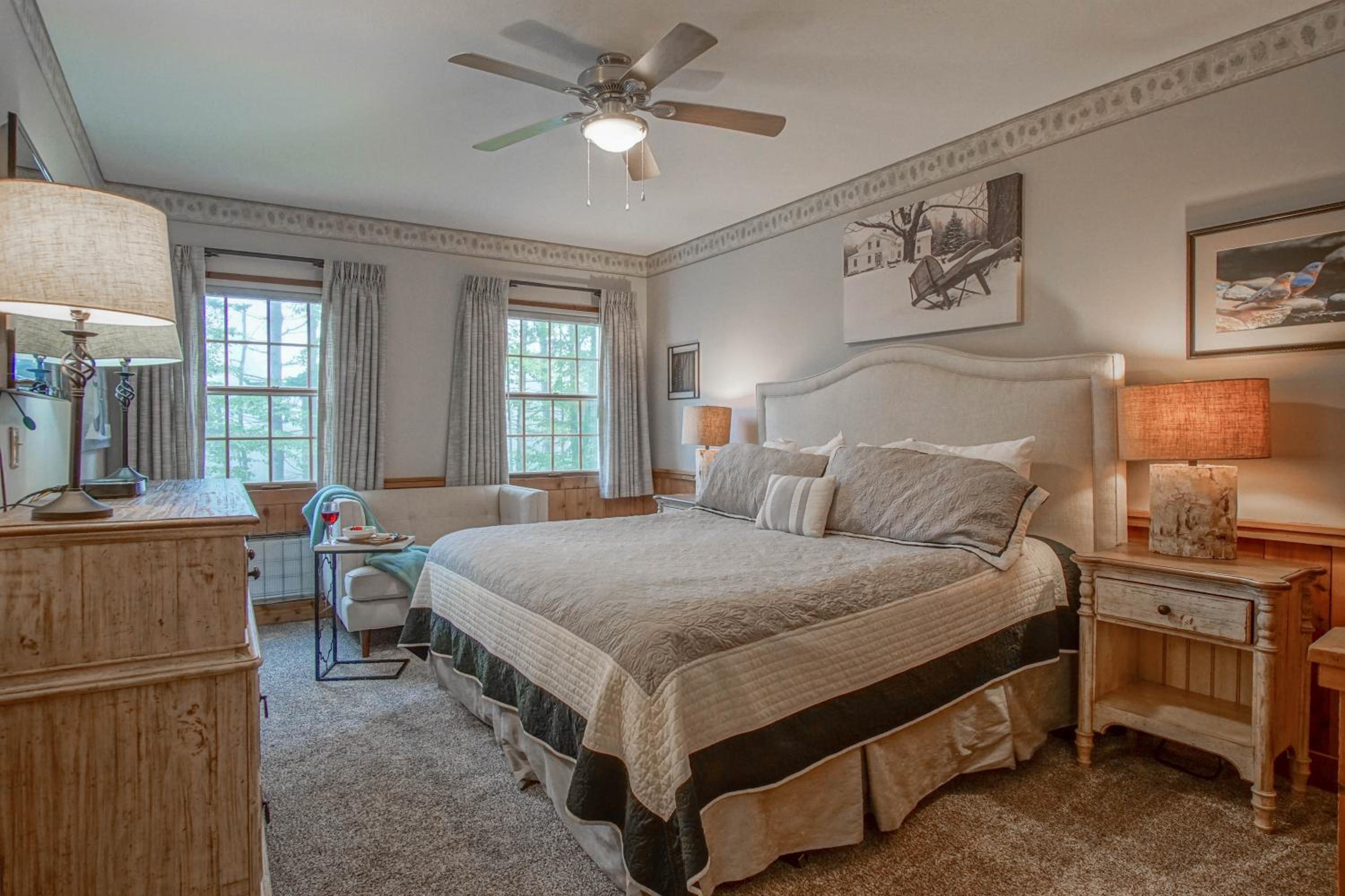 Whistlepunk # 28: 2 Bedrooms, 2 Full Baths: Slope Side Wood Fireplace Central Location