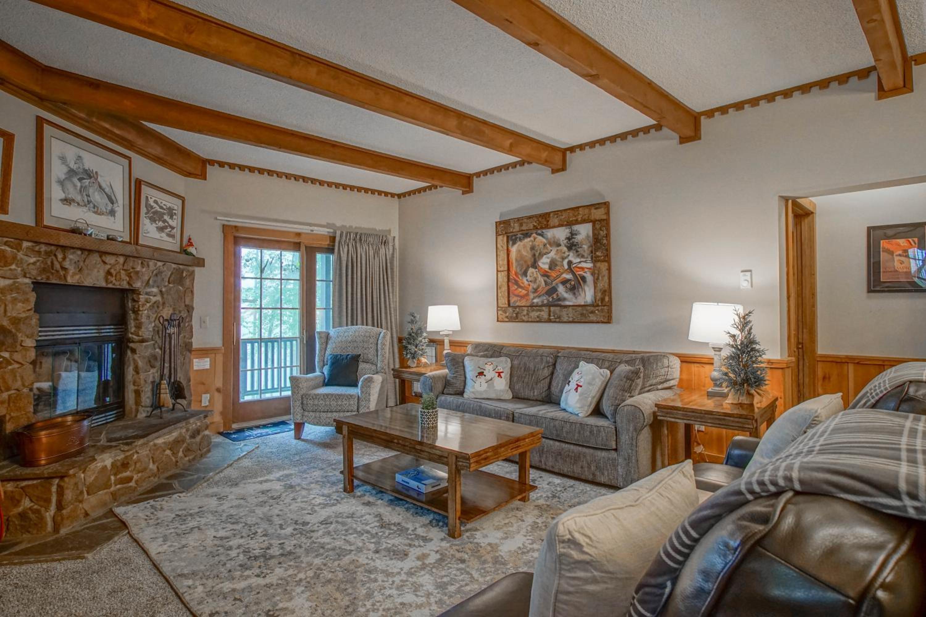 Whistlepunk # 28: 2 Bedrooms, 2 Full Baths: Slope Side Wood Fireplace Central Location