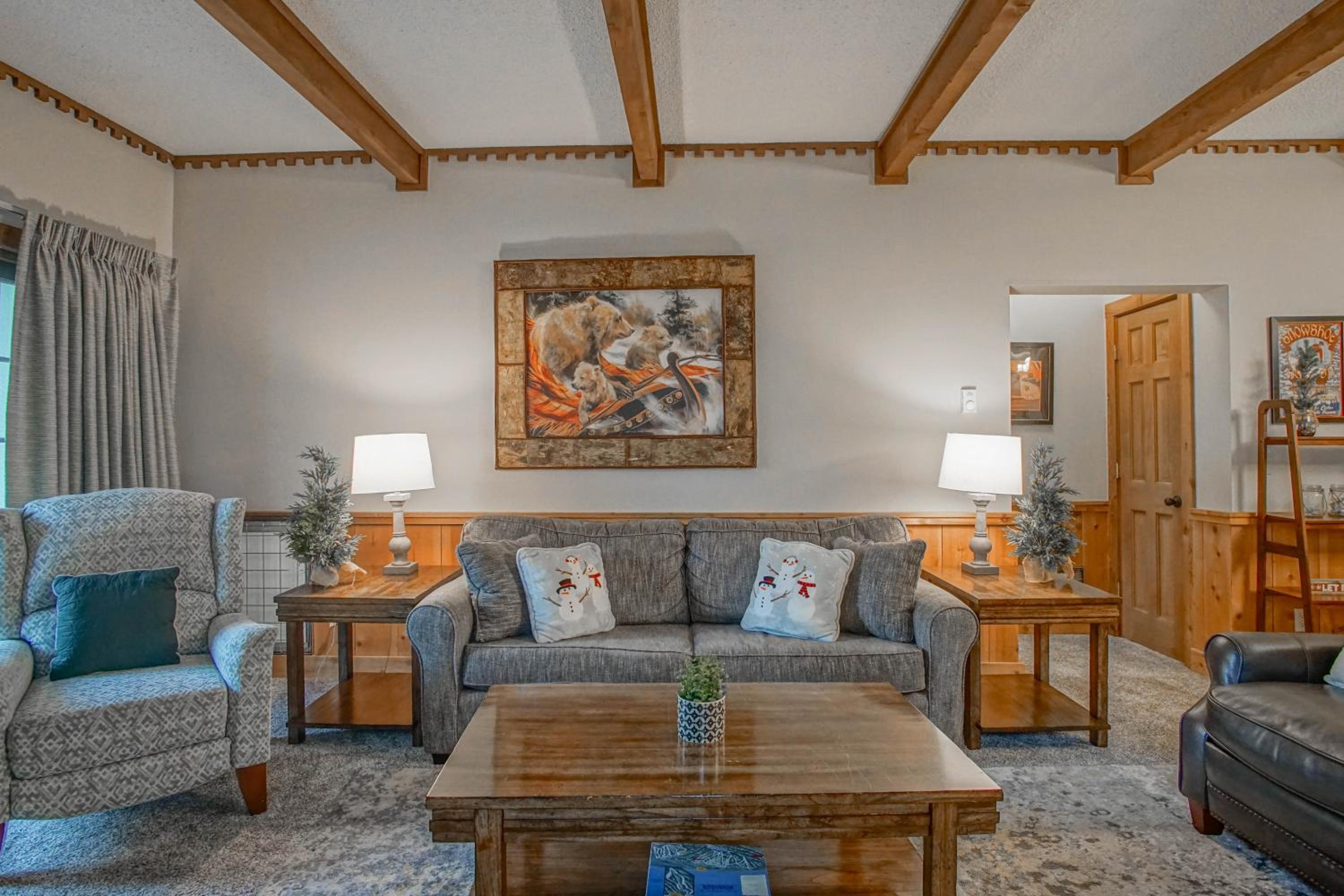 Whistlepunk # 28: 2 Bedrooms, 2 Full Baths: Slope Side Wood Fireplace Central Location
