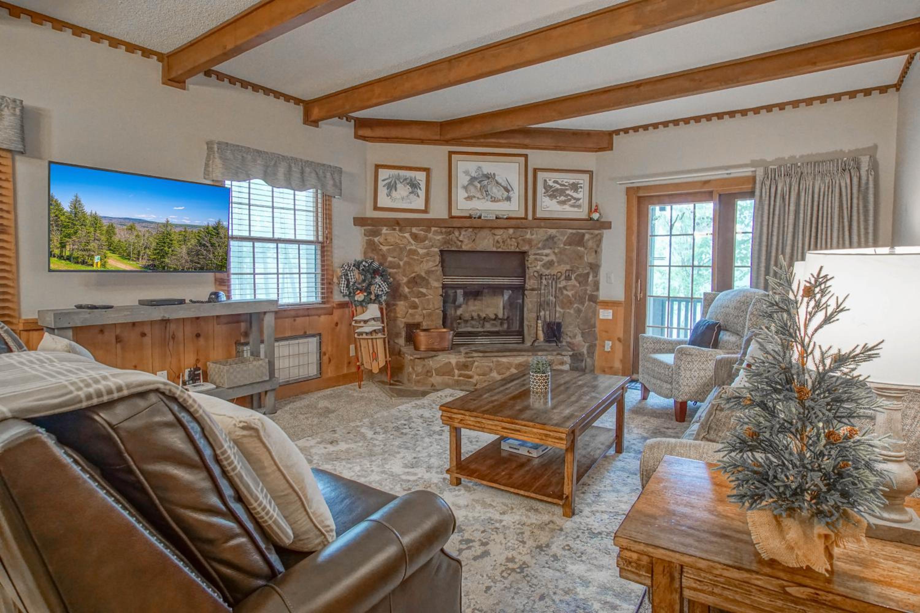 Whistlepunk # 28: 2 Bedrooms, 2 Full Baths: Slope Side Wood Fireplace Central Location
