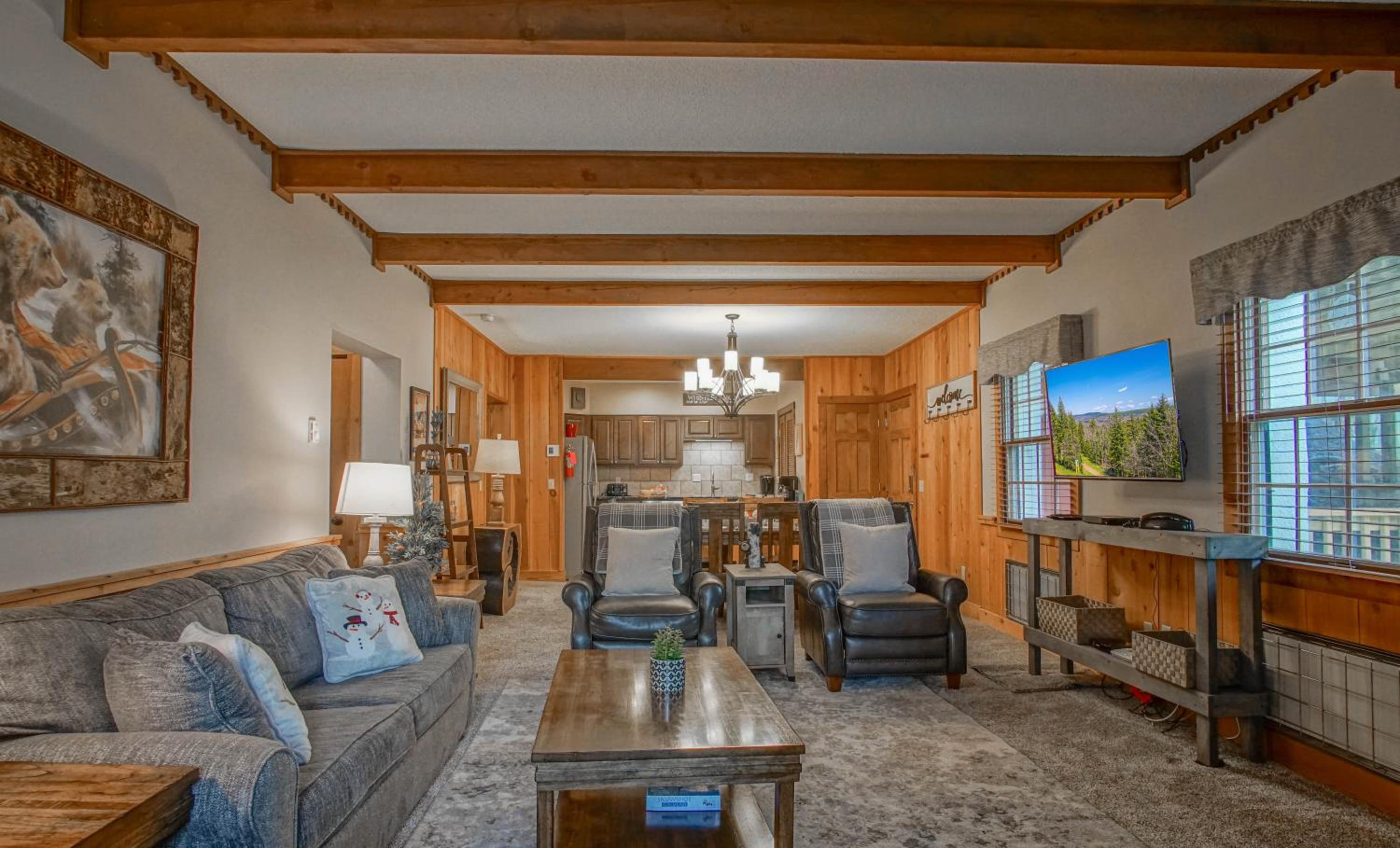 Whistlepunk # 28: 2 Bedrooms, 2 Full Baths: Slope Side Wood Fireplace Central Location