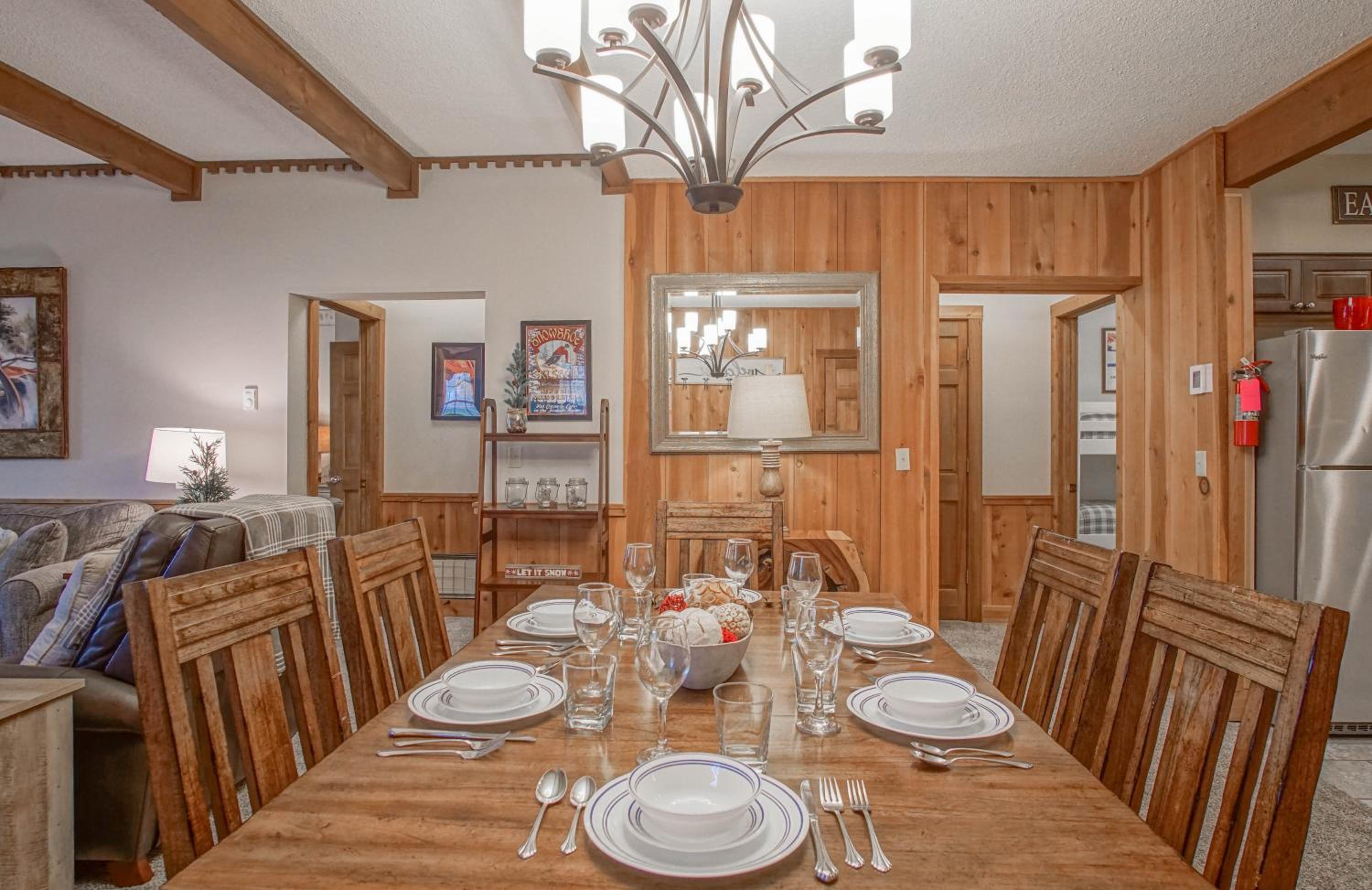 Whistlepunk # 28: 2 Bedrooms, 2 Full Baths: Slope Side Wood Fireplace Central Location